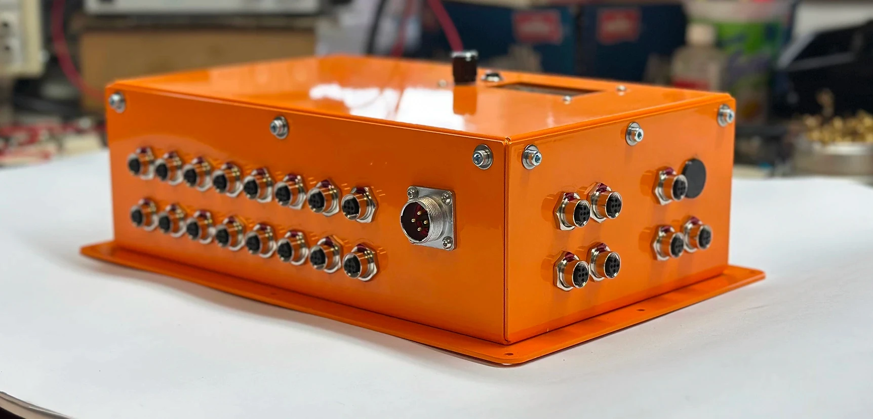 Servo box systém na distribuci signálů fotka.