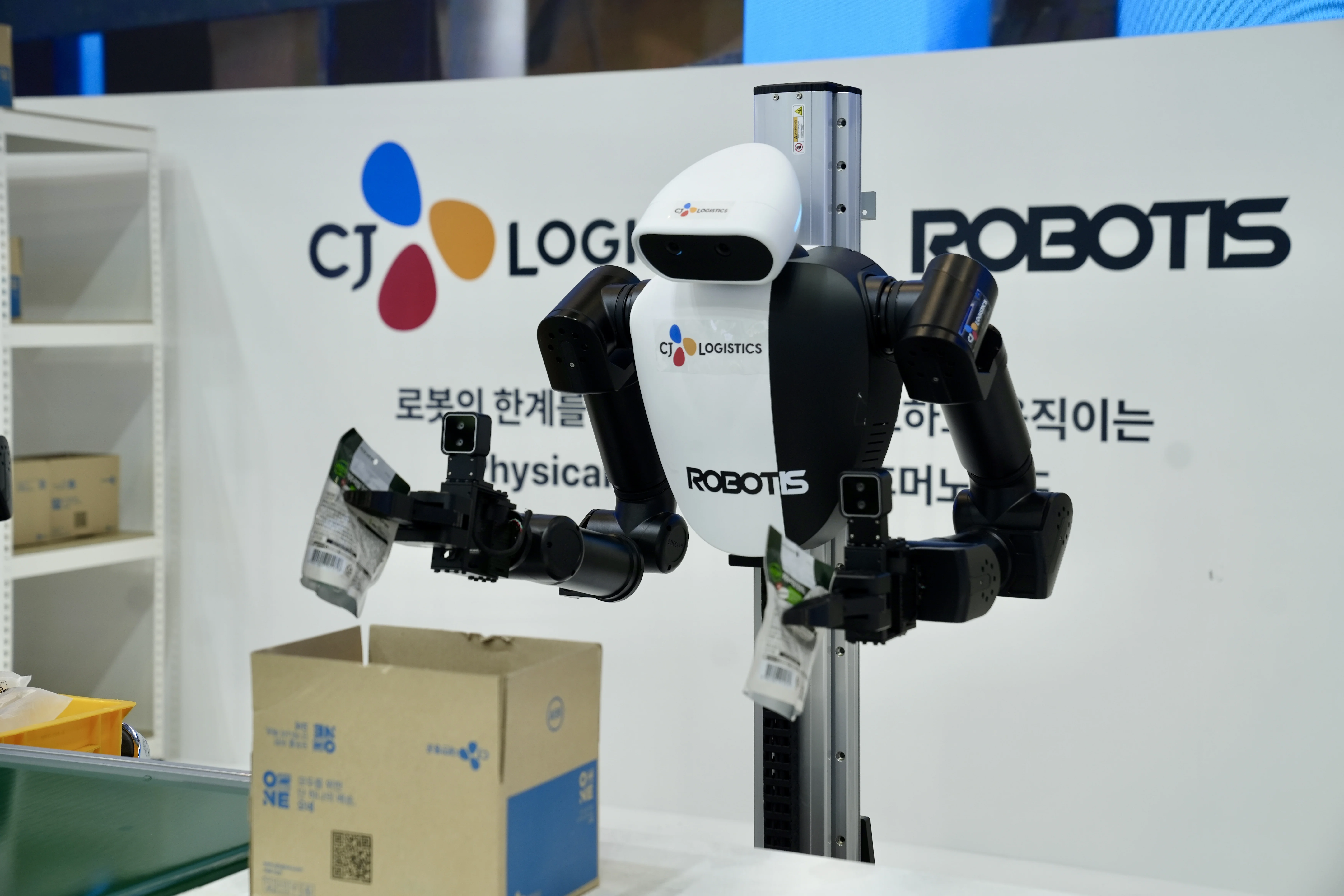 젠슨 황은 아래와 같이 AI 진화 4단계를 제시했습니다. 이 로드맵에 따르면 피지컬 AI는 AI가 디지털 공간을 넘어 현실 세계와 직접 맞닿는 마지막 단계에 해당합니다.