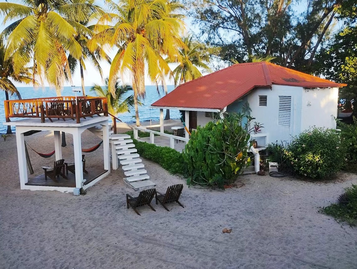 Hopkins Inn sea and beach view with lush palm trees