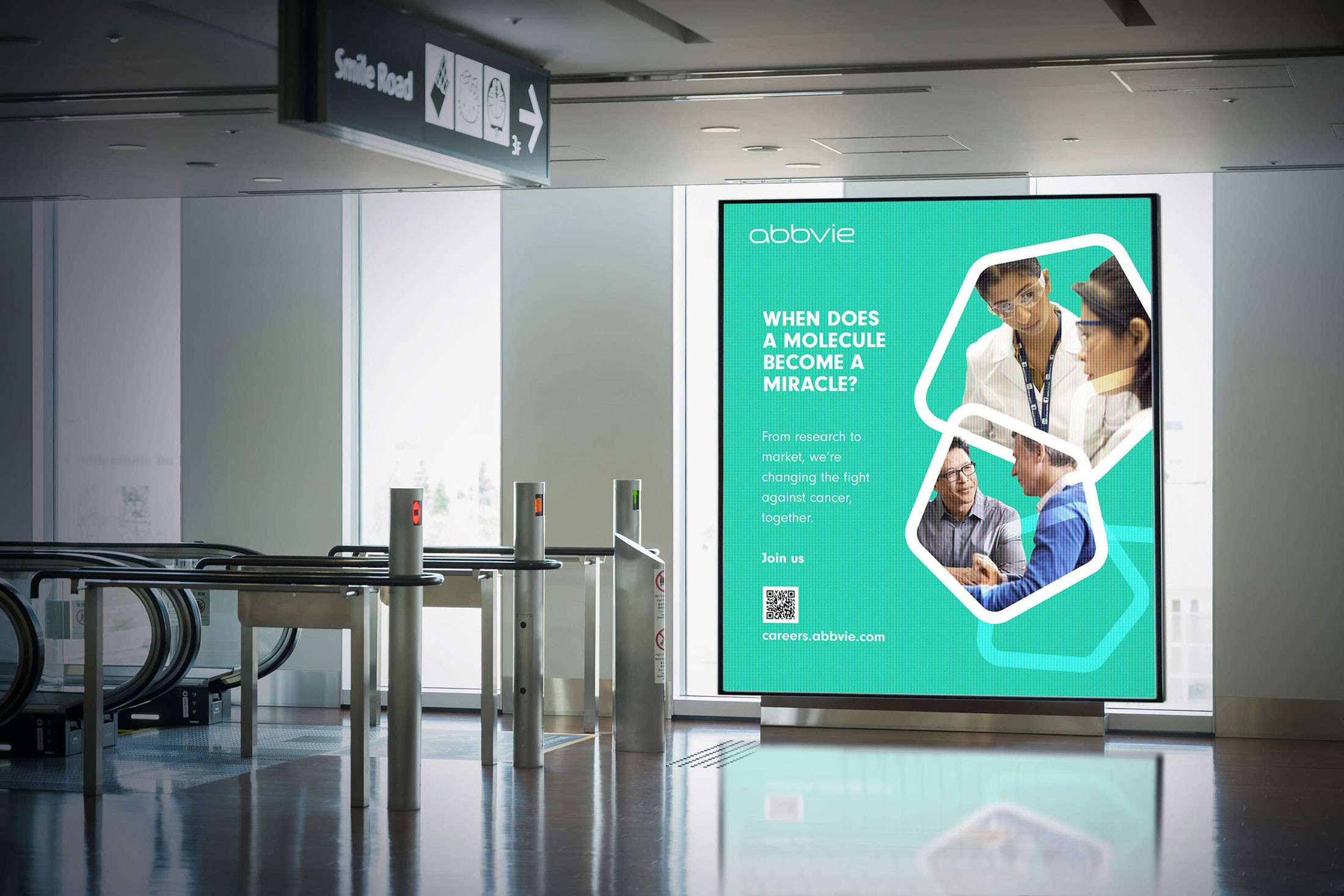 Design example of UTC Aerospace's recruitment advertising at an airport