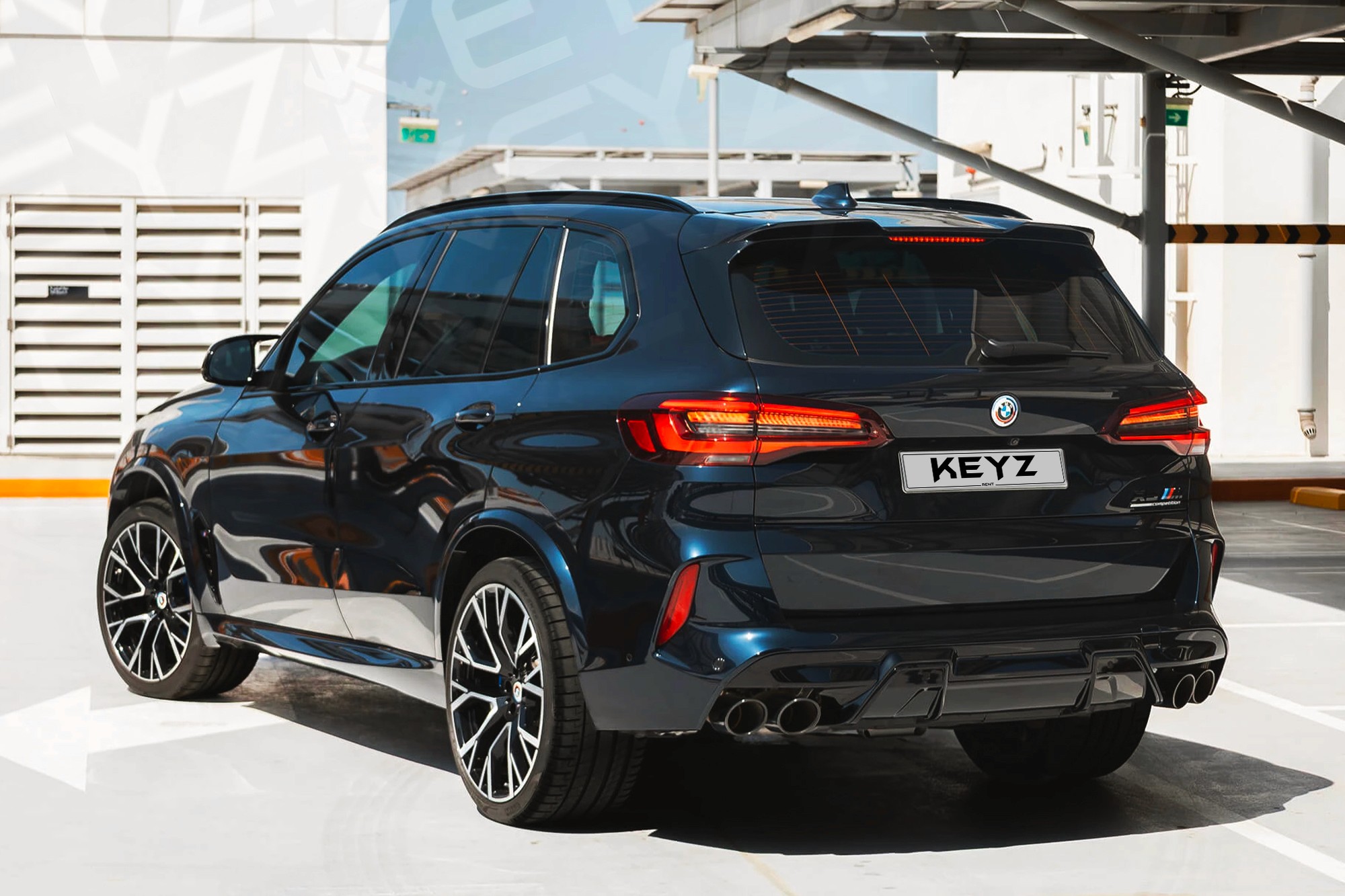 Vue extérieure arrière BMW X5M Competition Bleu – Location SUV à Dubaï | Keyz Rent