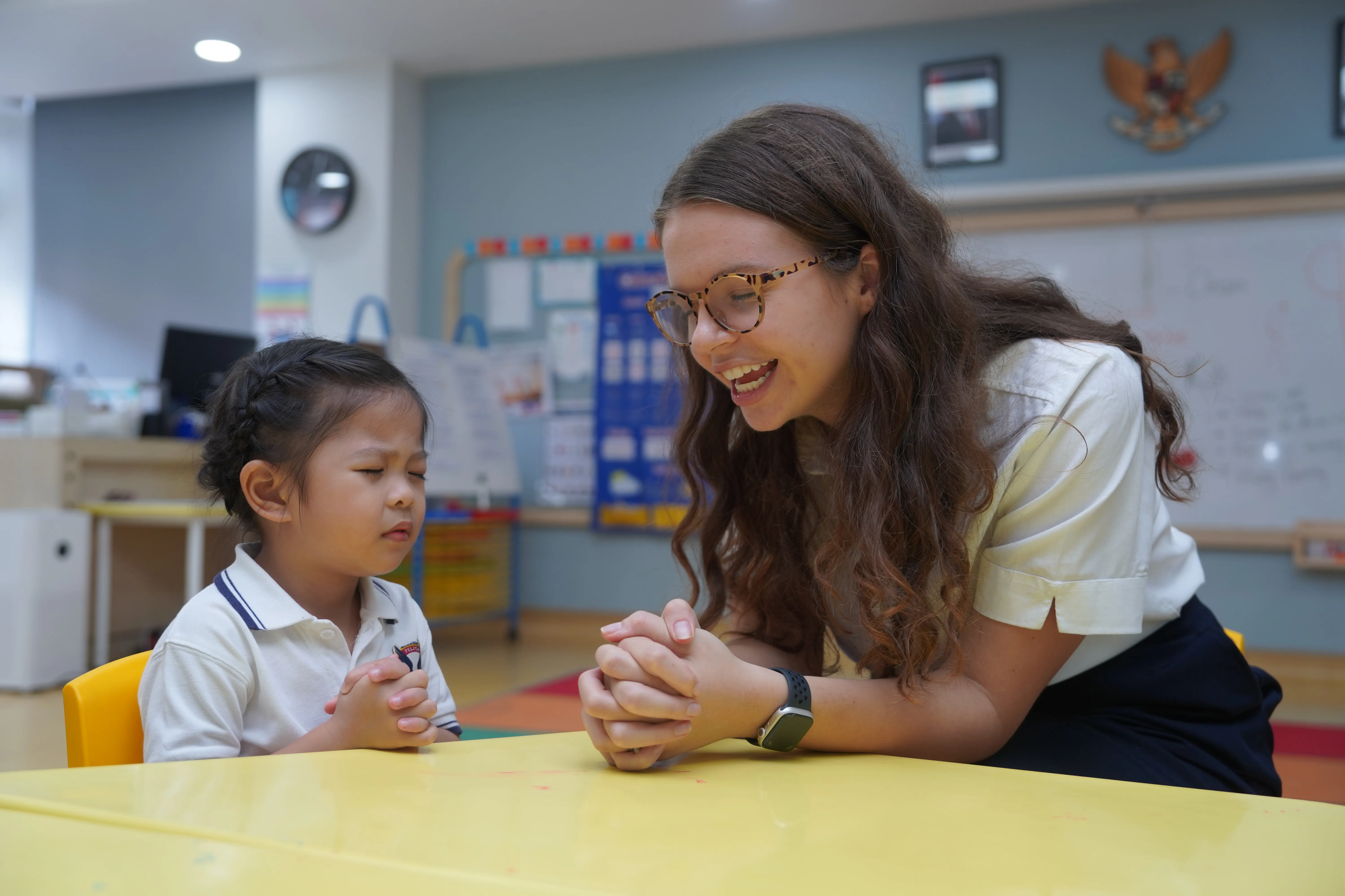 wanita membawa buku teks berwarna putih dan hijau