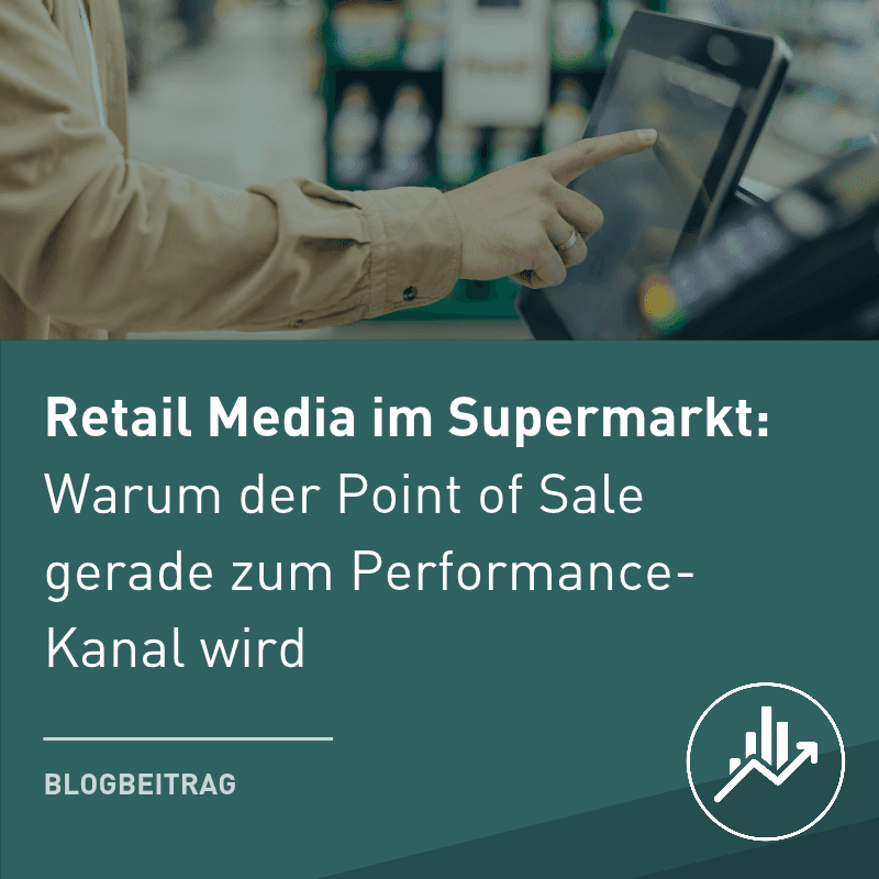 Banner für einen Blogbeitrag über GEO, SEO und Google Ads: abstraktes Netzwerk aus verbundenen Datenknoten und binärem Code vor dunkelblauem Hintergrund als Symbolbild für KI Suche