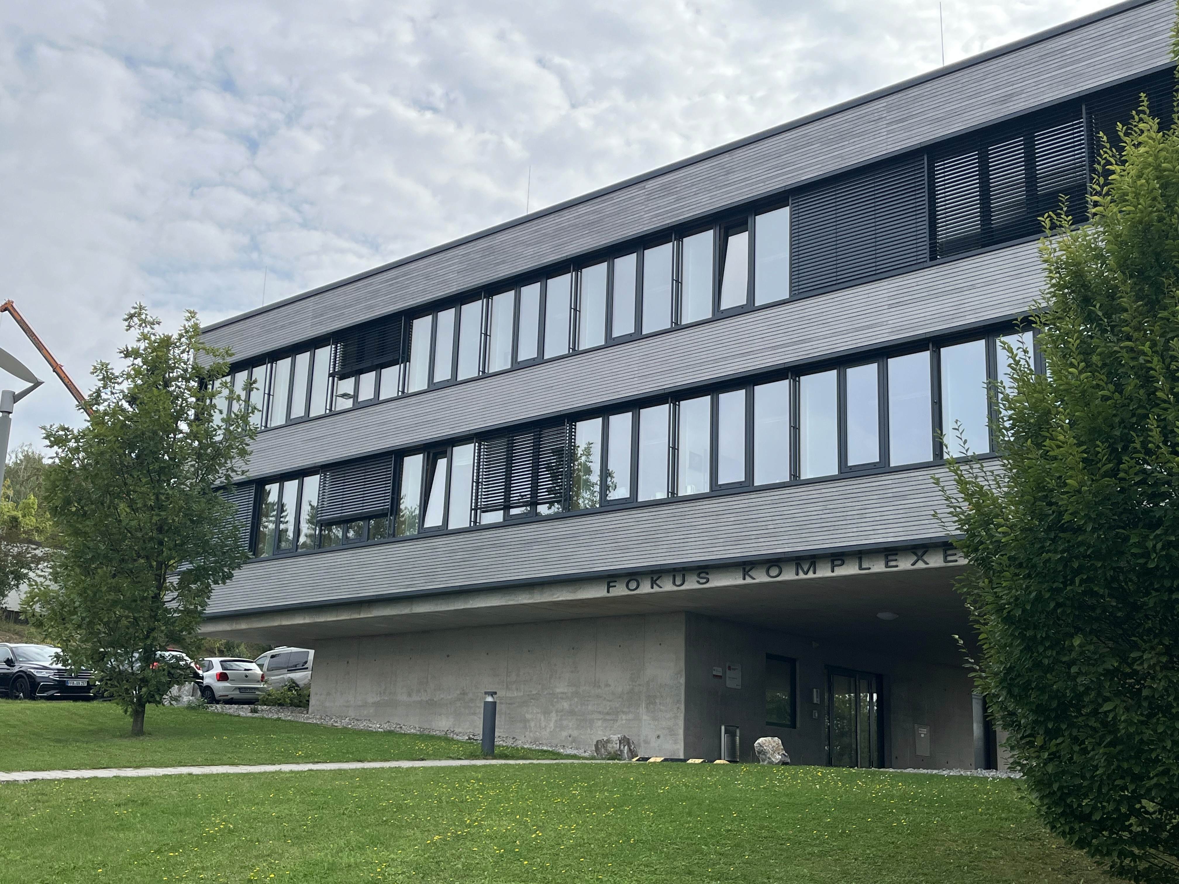 Moderne graue Fassade mit Fensterwand