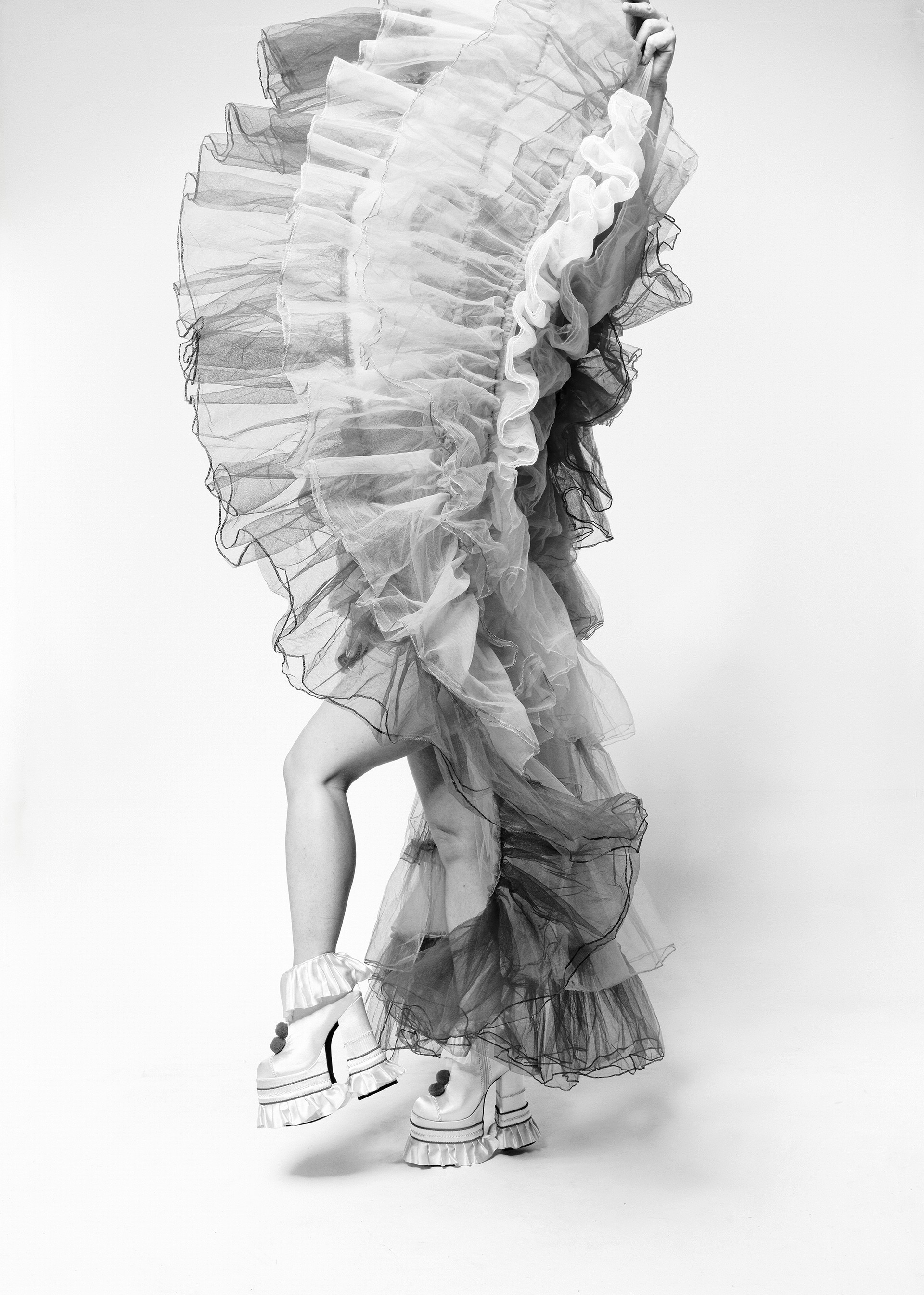 Person, die von Rüschenrock bedeckt wird