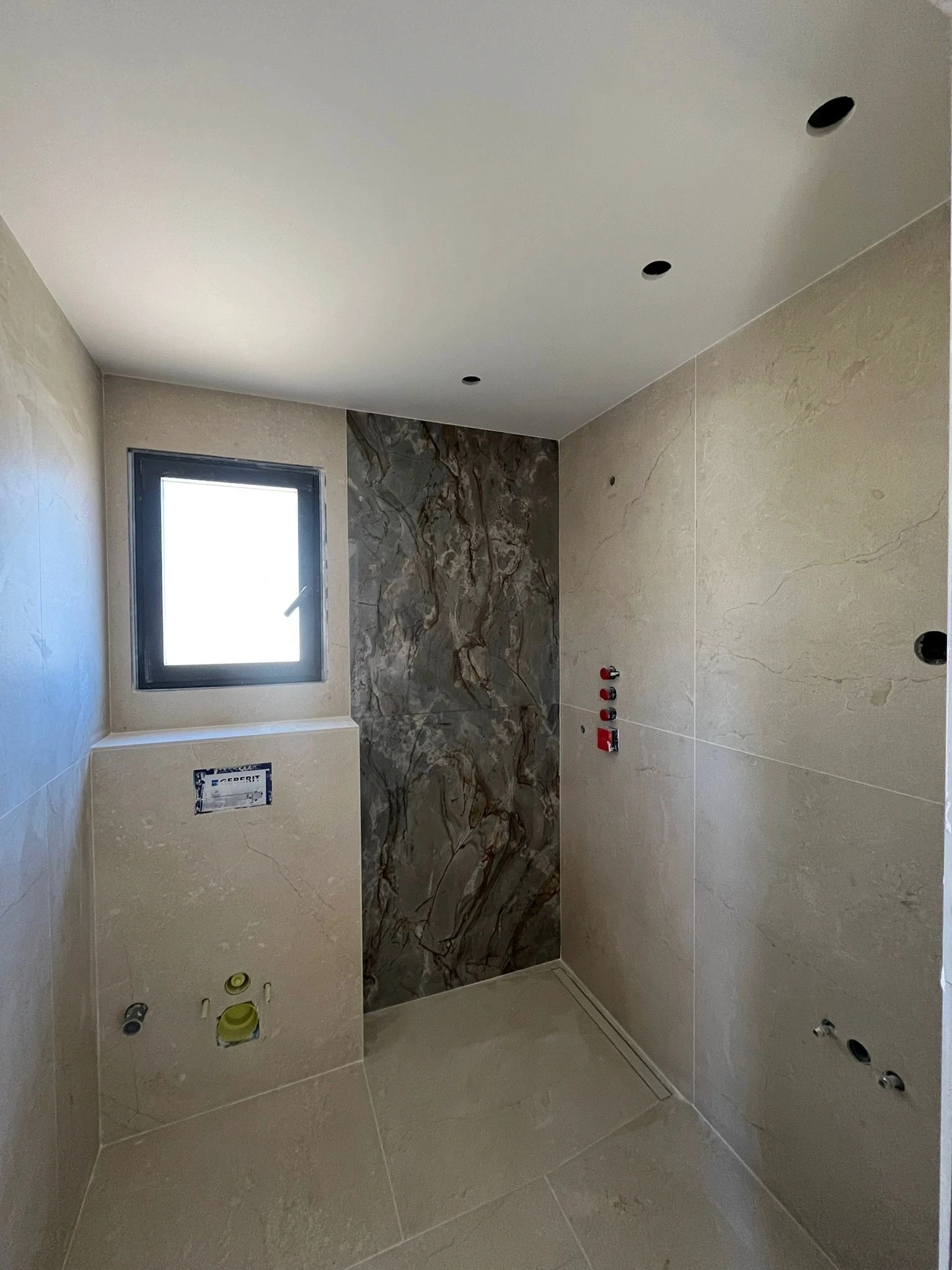 Salle de bain finitions propres après peinture à Cannes - Nel Peinture Bâtiment
