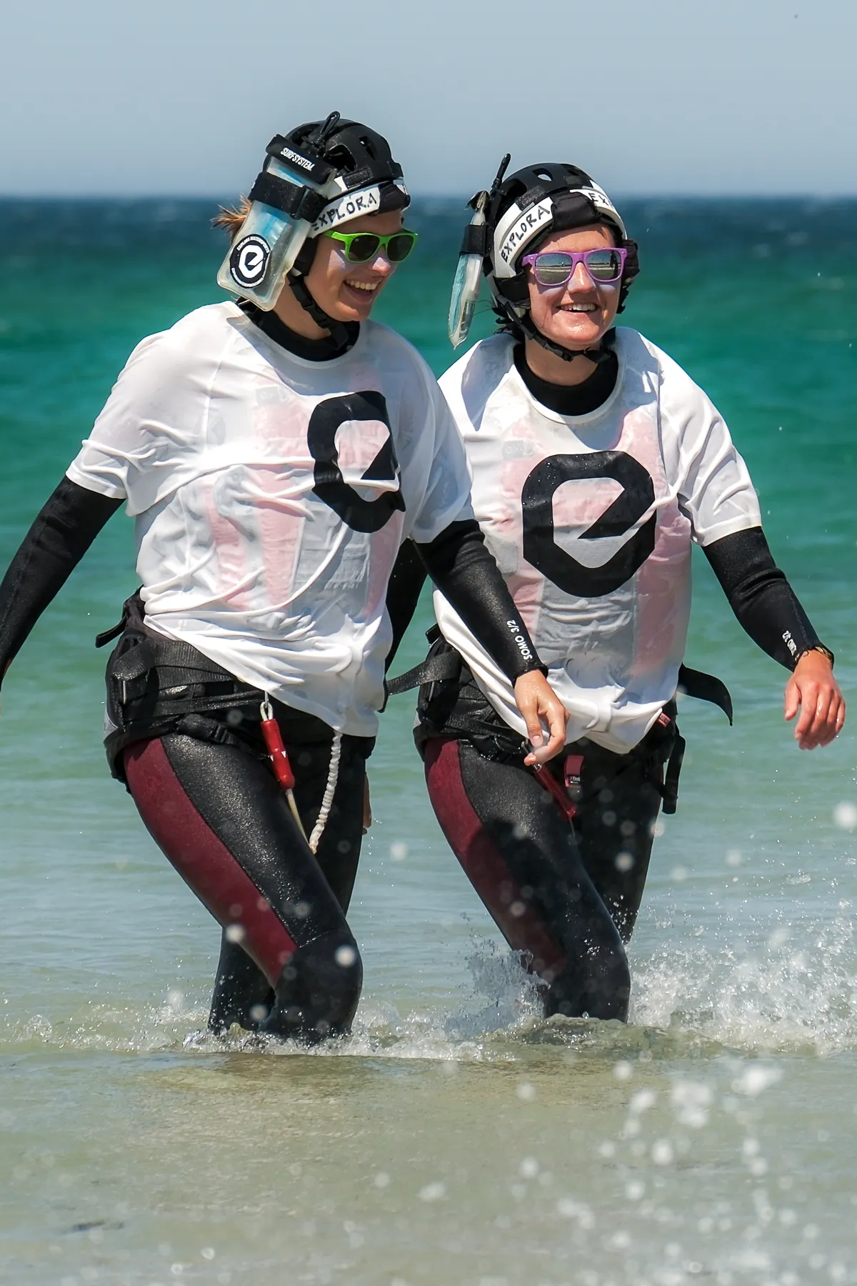 Glückliche Schüler während des Kitesurfkurses in Tarifa mit der Kiteschule Explora Watersports.