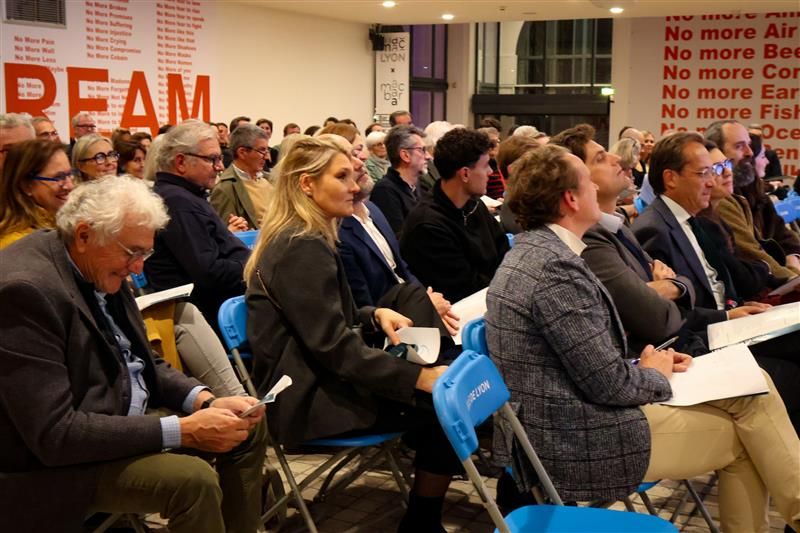 Public réuni au Musée d’Art Contemporain de Lyon (macLYON) pour Les Trésors de Lyon, vente aux enchères solidaire au profit du Foyer Notre-Dame des Sans-Abri.