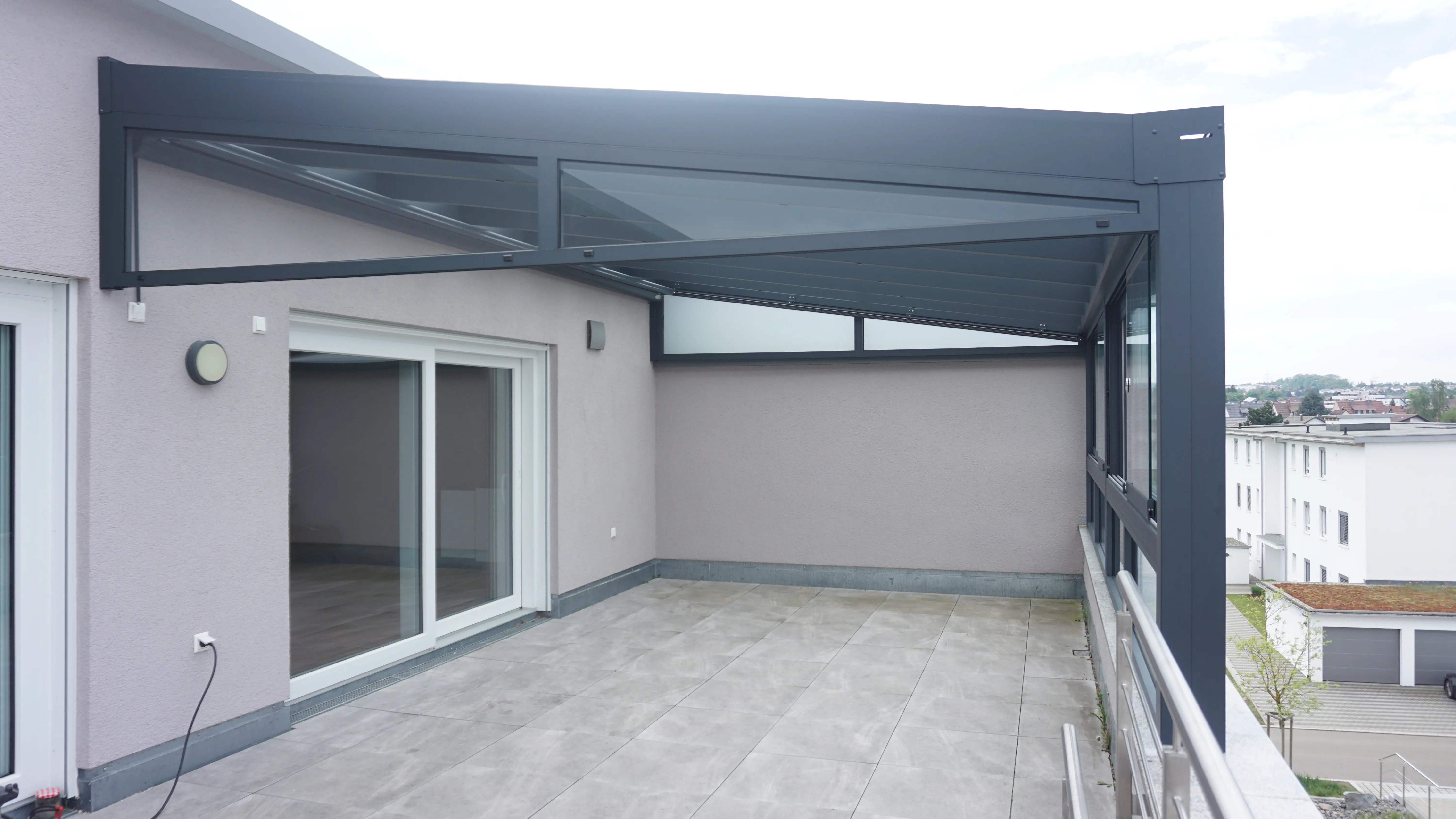 Alu-Terrassenüberdachung mit Glasdach auf einer Dachterrasse