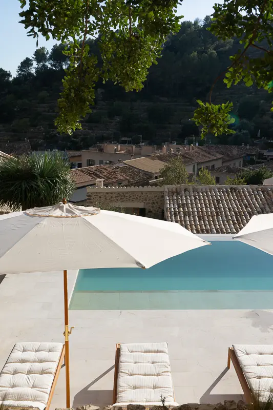 Terraza con piscina y vistas al pueblo