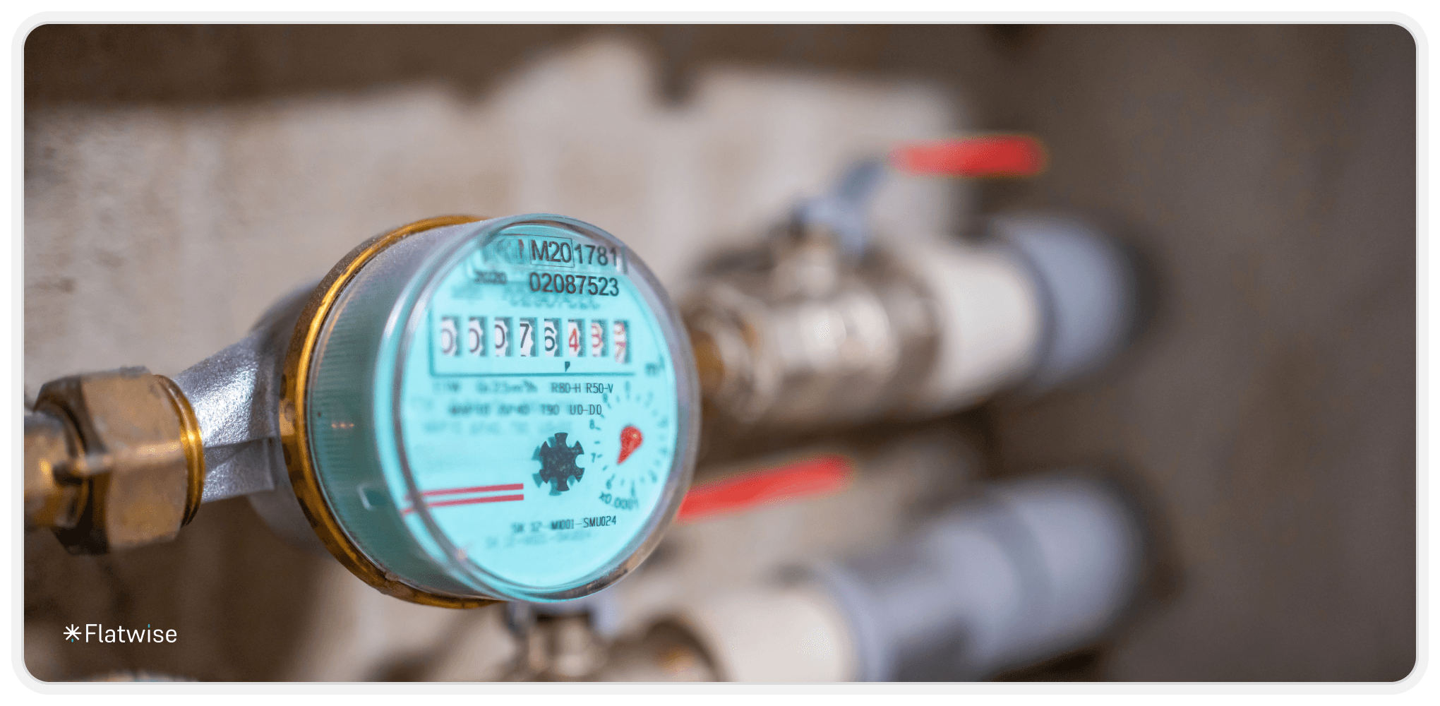 Wasserzähler mit Rohren.