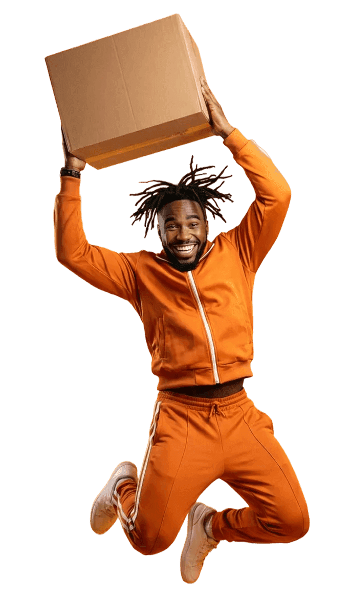 Homme joyeux saute avec un carton marron au-dessus de sa tête.
