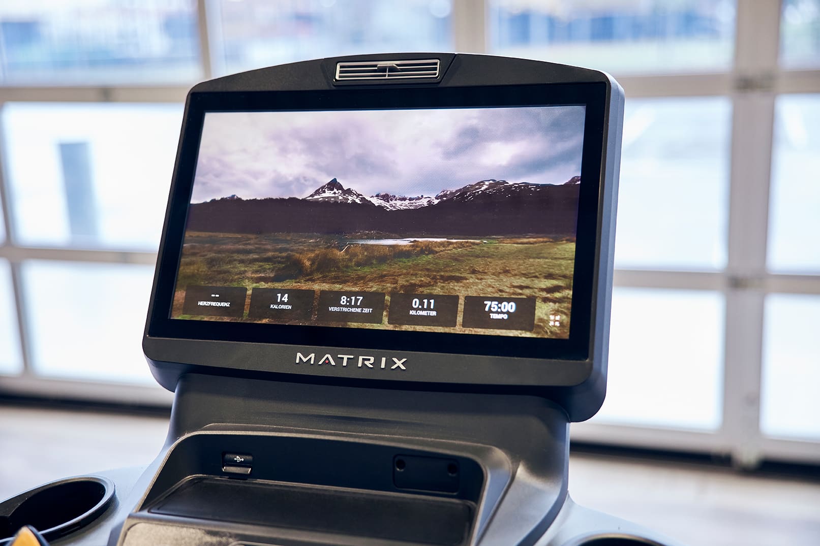 Bildschirm eines Cardio-Geräts im XTRAFIT Köln-Ossendorf, dass durch die Virtual Active Funktion eine Laufstrecke zeigt.