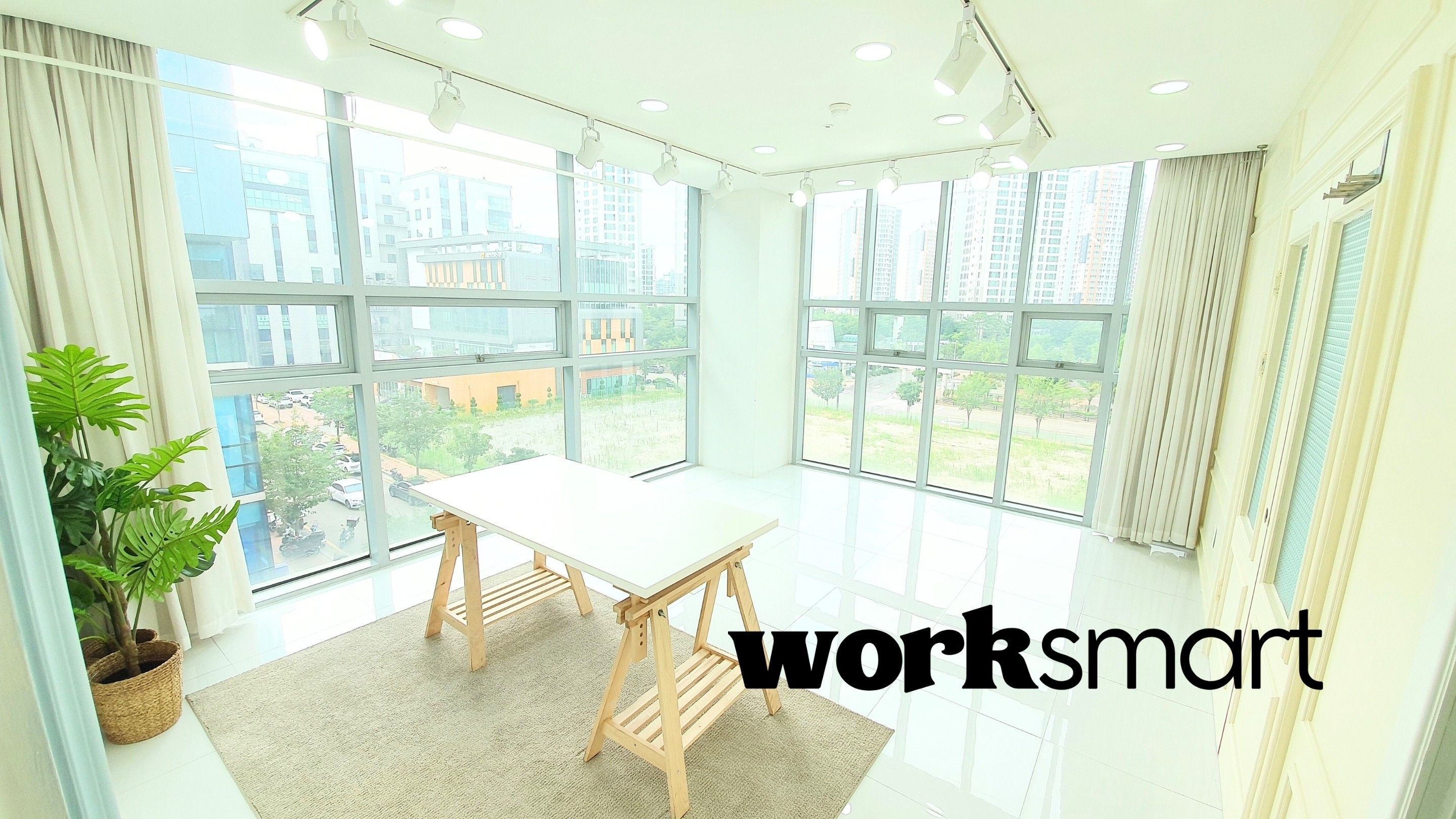 워크스마트 사무실 전경 이미지와 함께, 2017년 워크스마트 설립 이후 기업·기관·학교 등 150곳 이상에서 PPT와 프레젠테이션, 영상 제작 강의를 진행한 내용을 보여주는 이미지