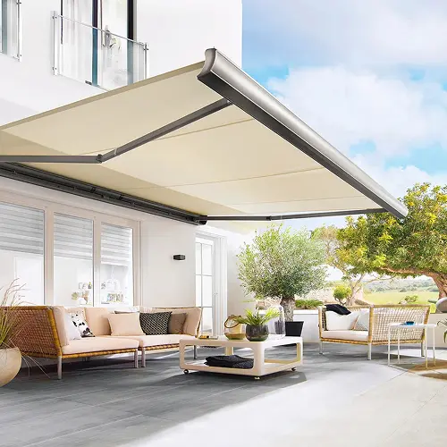 Sonnenschutz und Markise an einer Terrassenüberdachung