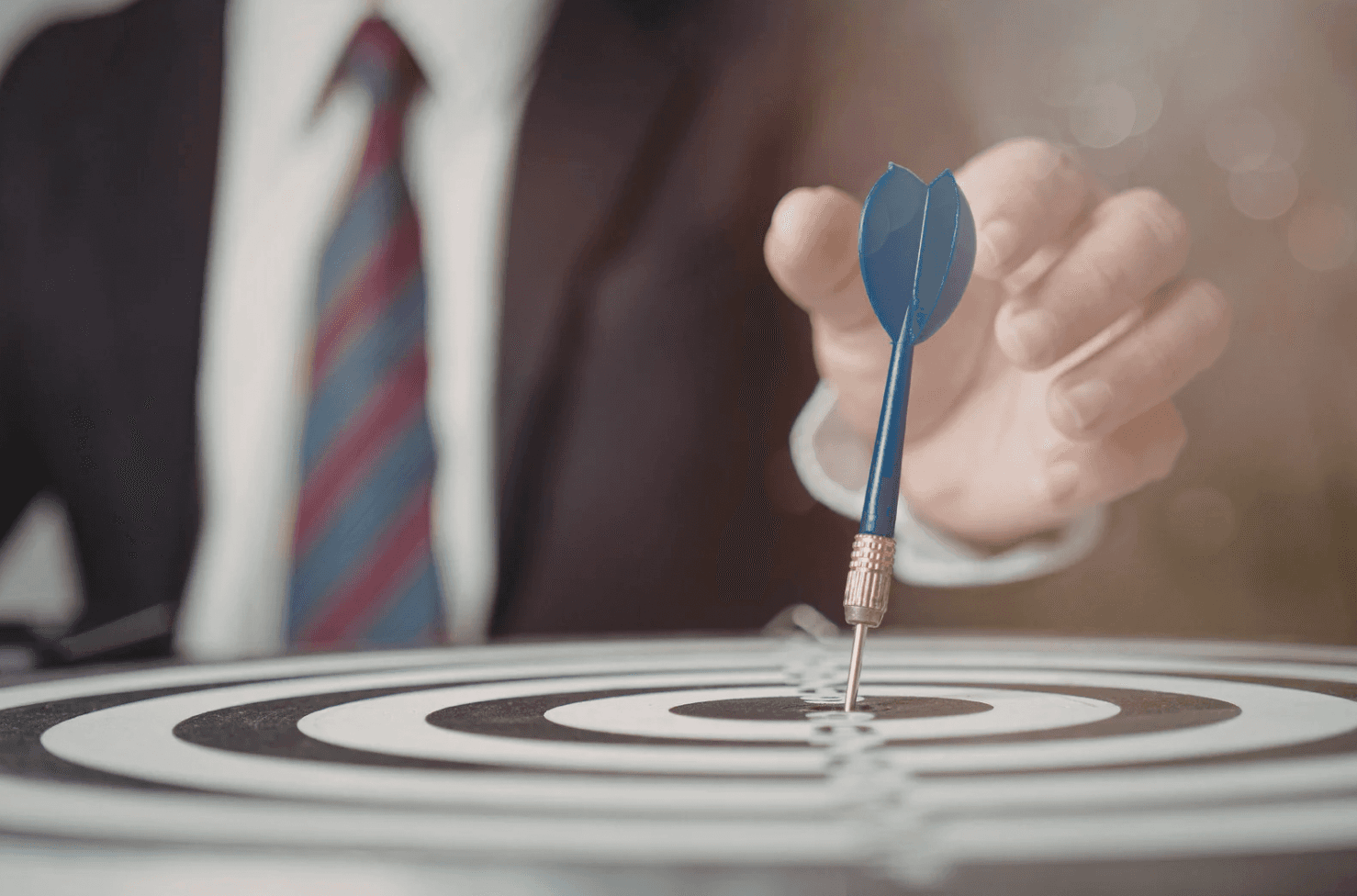 Illustration representing changes in Amazon shopper behavior after Q4, with buyers becoming more cautious and price-aware in January