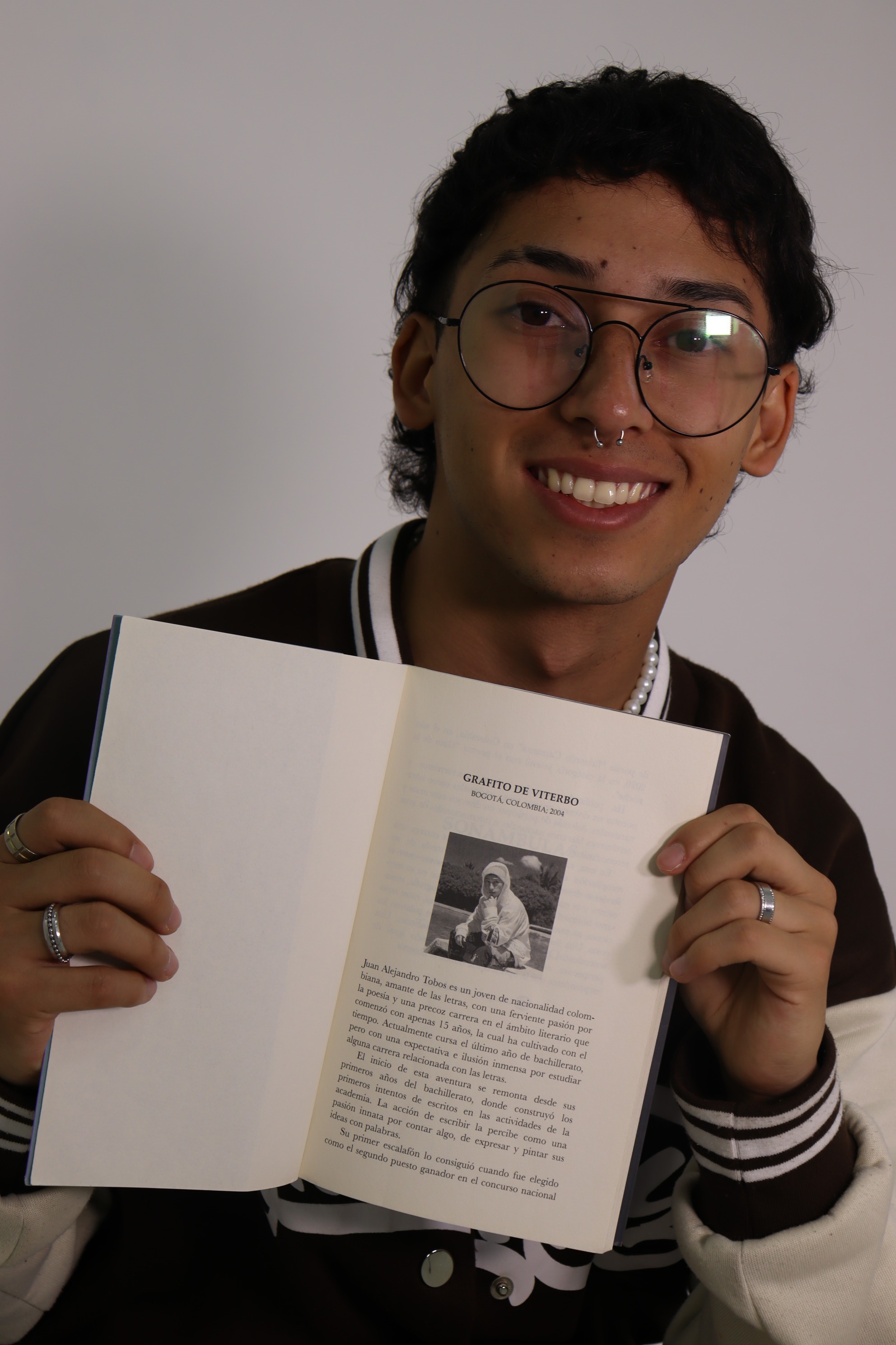 Escritor y periodista Juan Alejandro Tobos con su libro Sonambulas epifanías