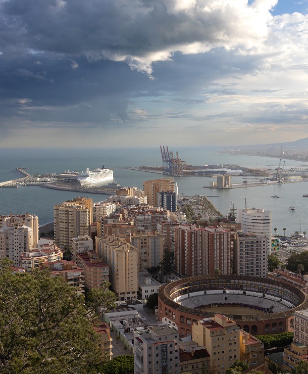 Slunný výhled na přístavní město Málaga a býčí arénu