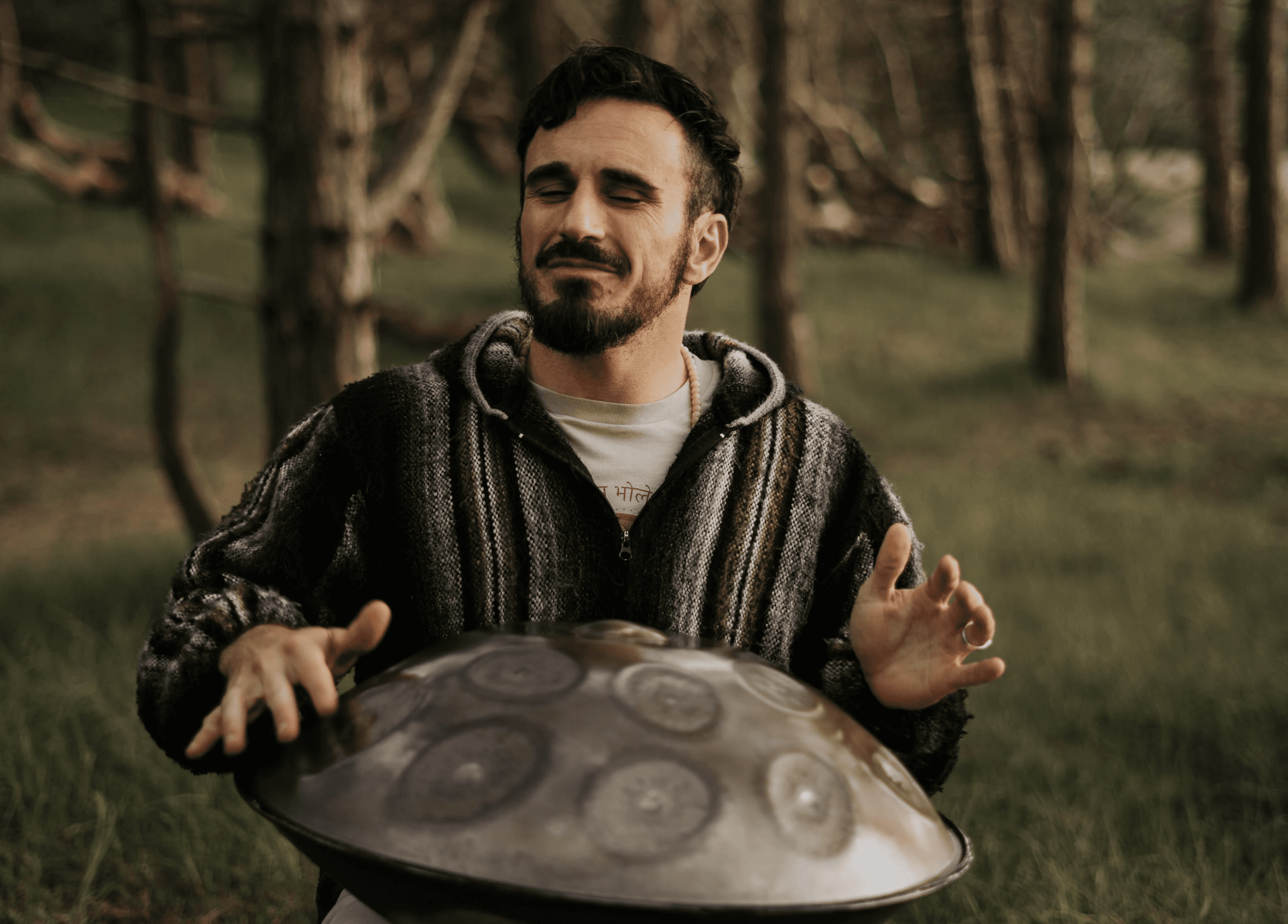 Crue playing handpan