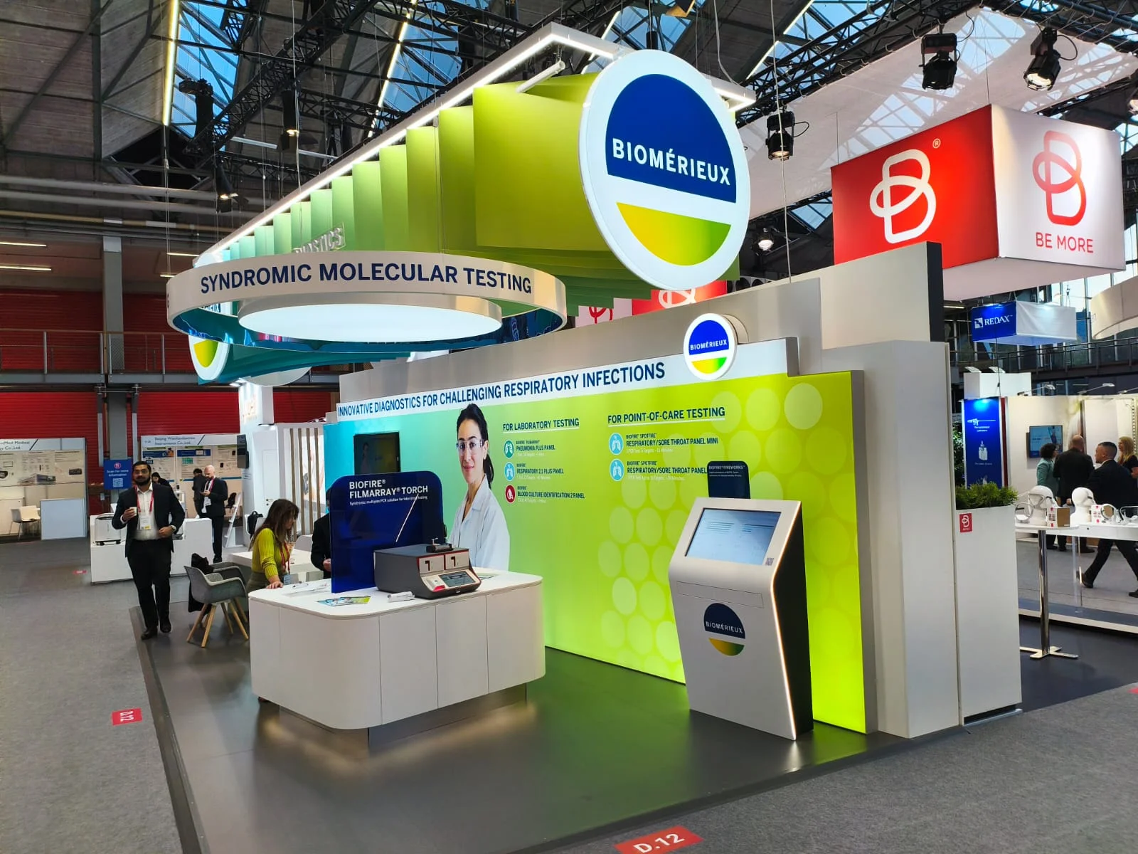 zone démonstration Biomérieux ERS 2025 avec îlots blancs et visuels diagnostics