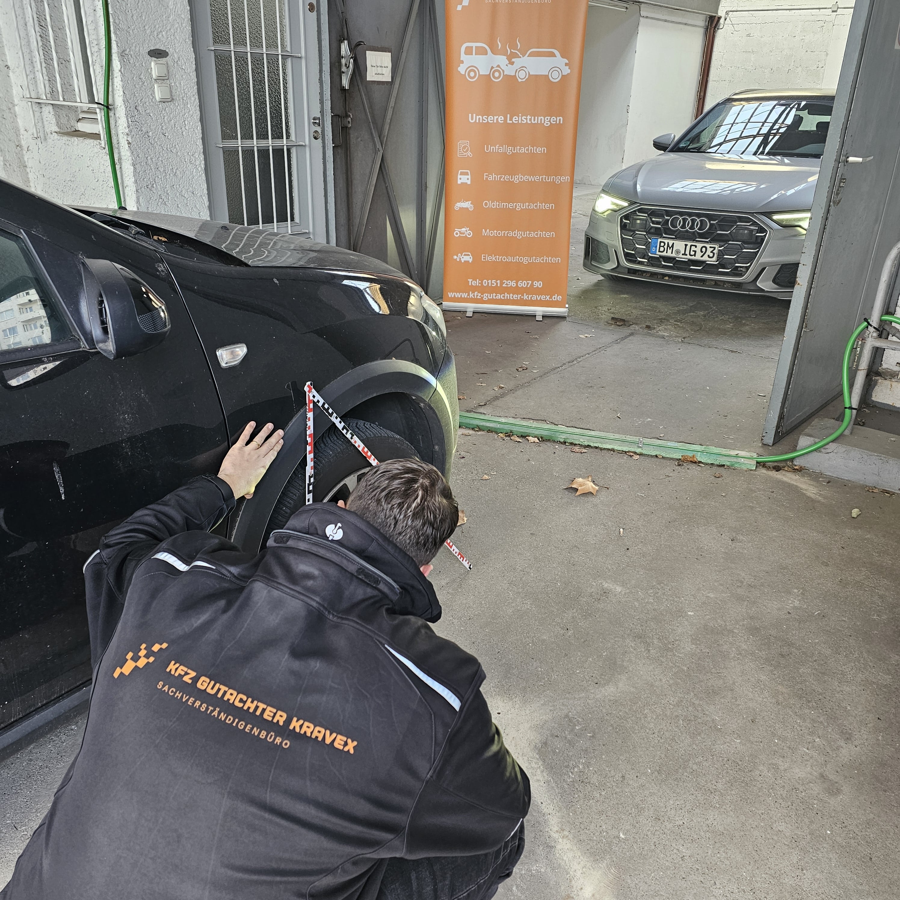 Kfz Gutachter Claudio Santini im Anzug