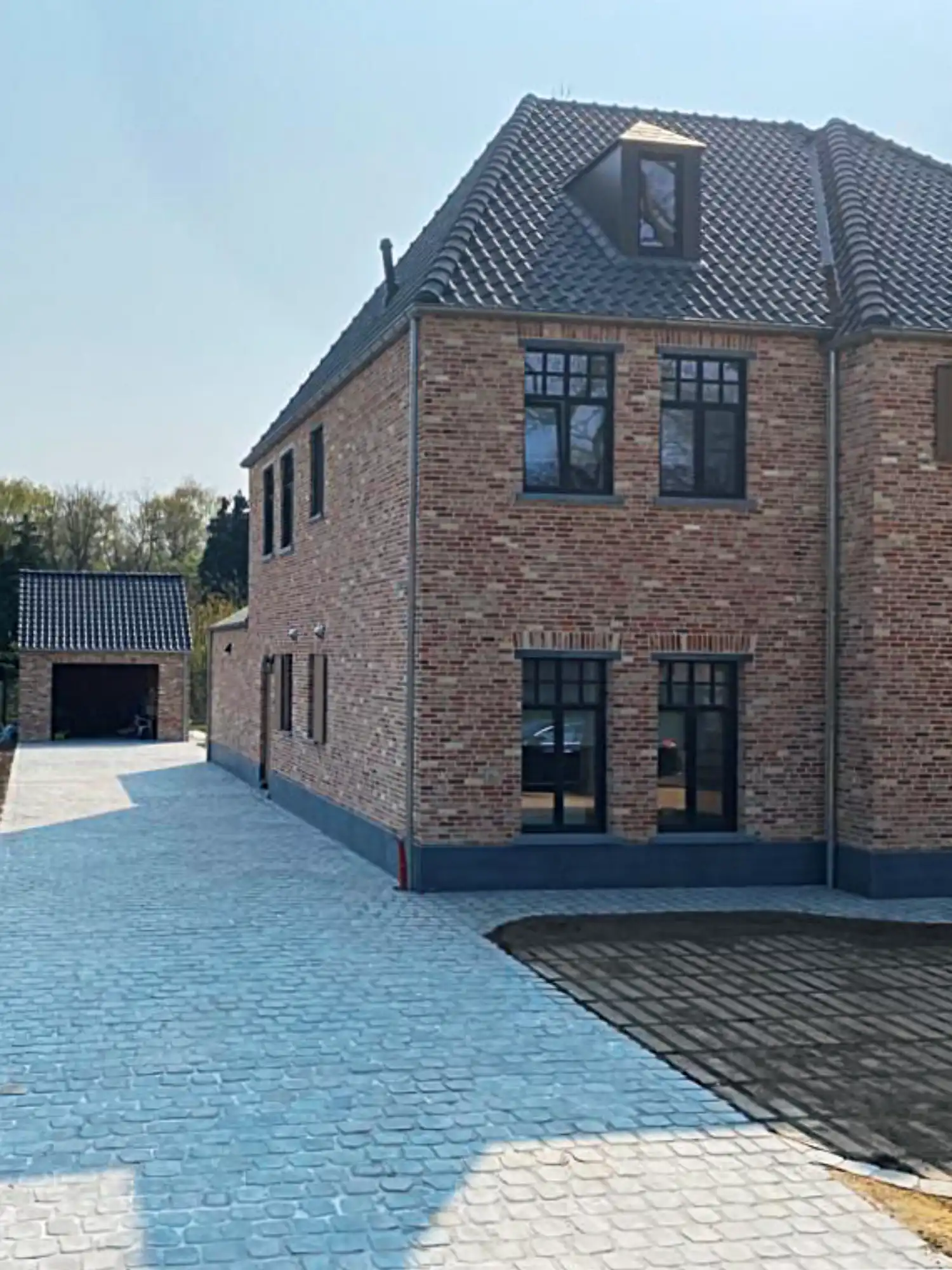 Aanleg kasseien in België, Pelt. Robuuste uitstraling en perfect voor opritten.