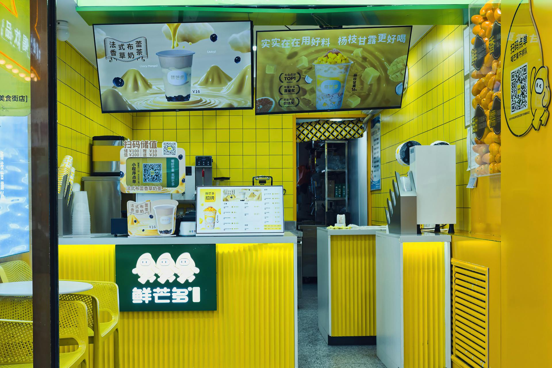ตัวอย่างร้านชานมไข่มุกที่จัดร้านให้เห็นเคาน์เตอร์ชัดเจน เมนูแสดงด้านบนพร้อม QR และจุดสั่งสะดวก