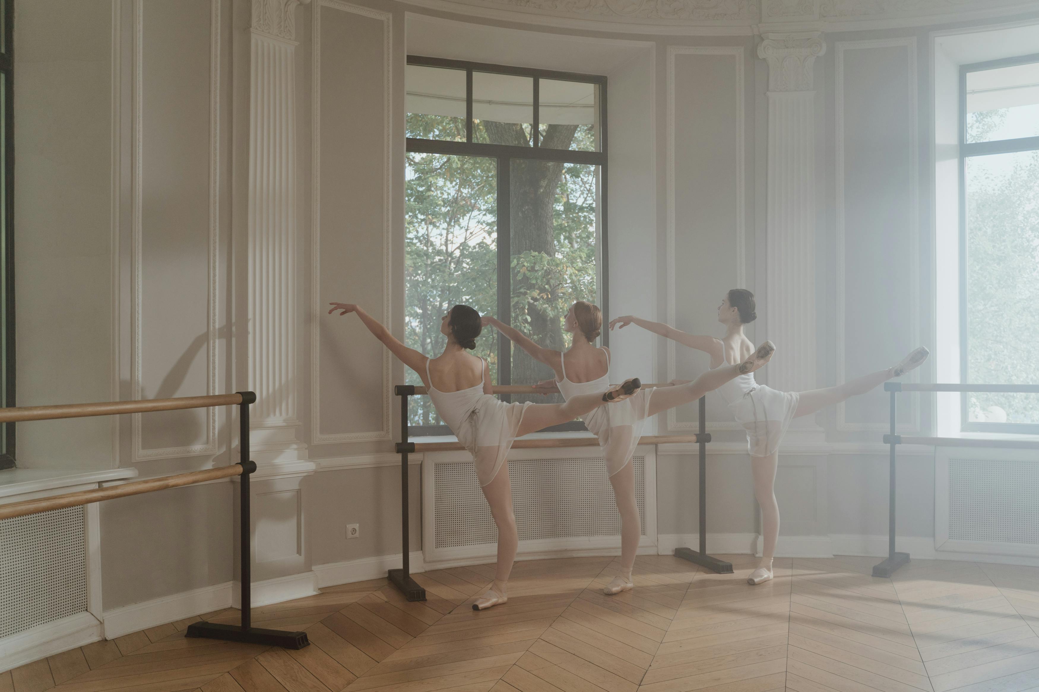 Warszawskie studio barre z trzema osobami ćwiczącymi.
