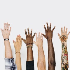 Portada de El sueño chileno, estudio de IdeaPaís, mostrando manos levantadas en distintas tonalidades de piel y con diversos accesorios o tatuajes.