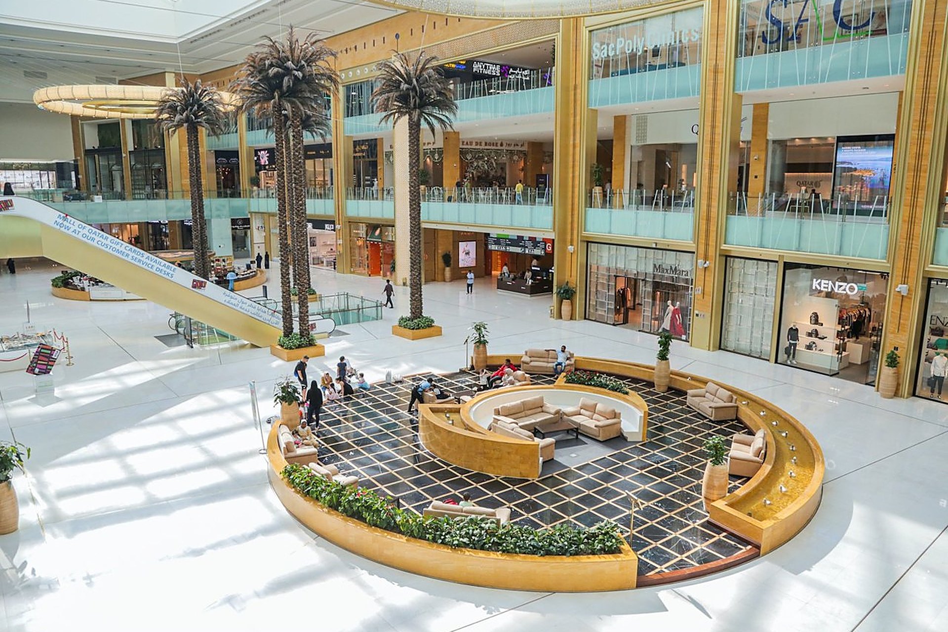 L'atrium d'un centre commercial de Doha, avec ses palmiers, son salon circulaire et ses boutiques sur plusieurs étages, là où les prix affichés sont les prix payés