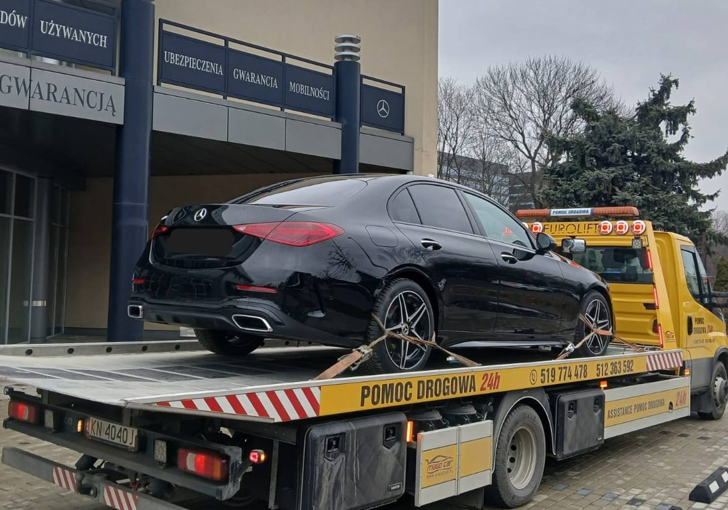 transport samochodu lawetą po kolizji drogowej