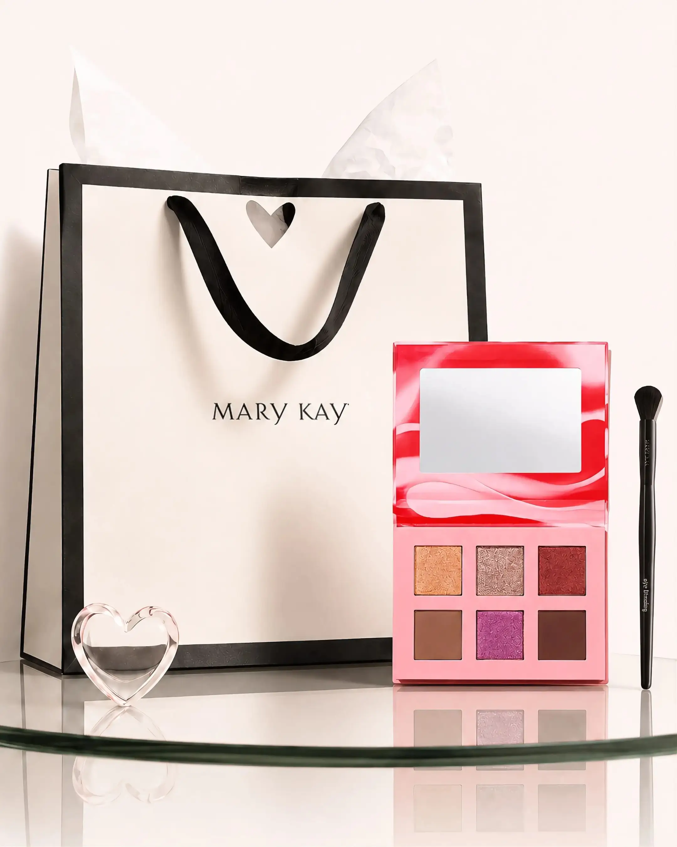 Presente Mary Kay com paleta de olhos Outer Glow e pincel em composição editorial para maquiagem.