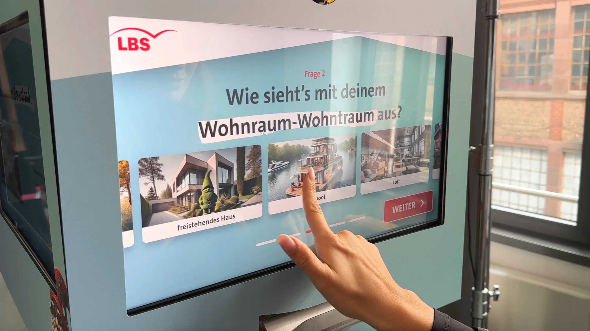 Nutzer wählt Optionen auf einem Touchscreen-Interface eines SnapCube Moduls.