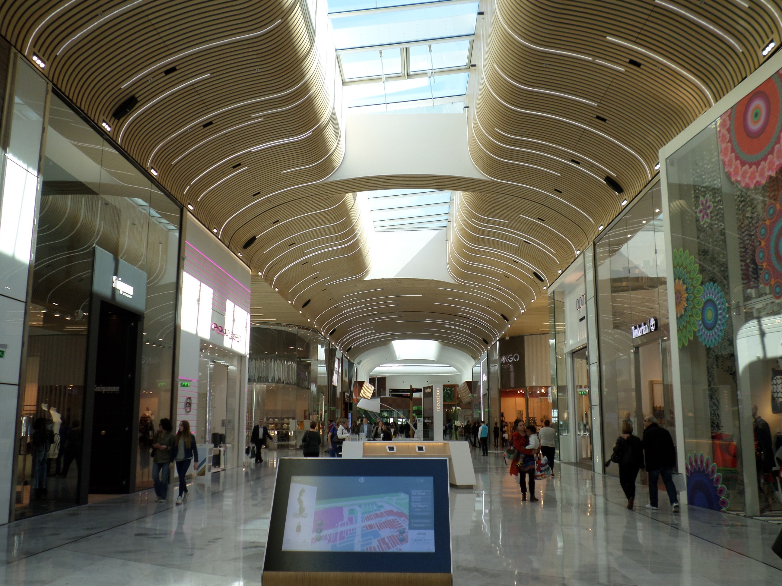 Vu d'une partie du mail avec des vitrines de 7.20m de hauteur