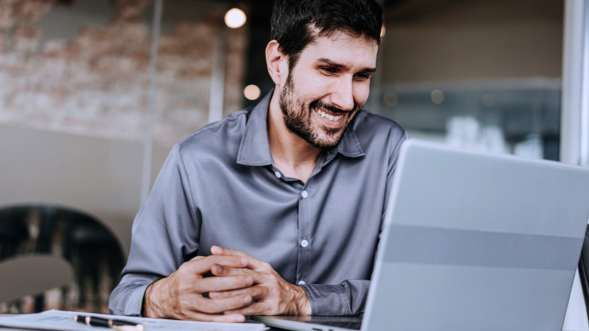 Homem usando a ferramenta da Inspira no computador