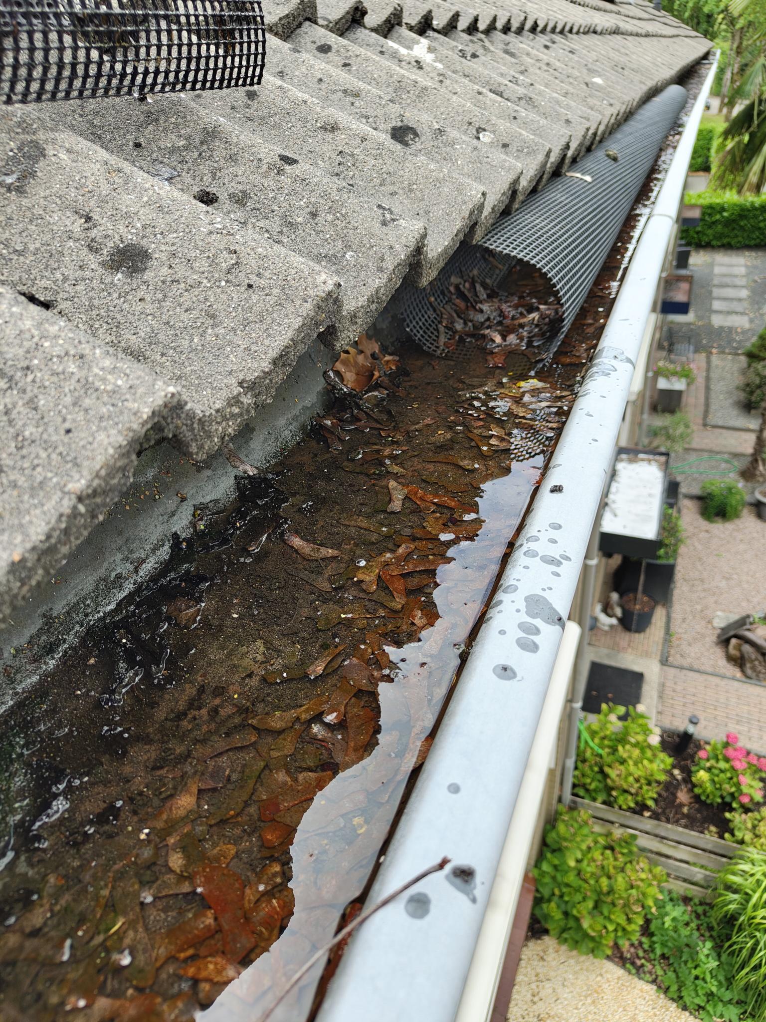 Vieze dakgoot in Tiel
