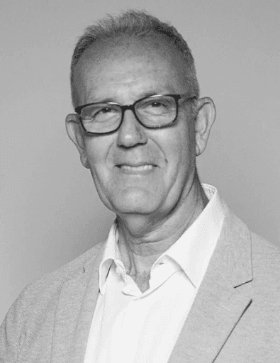 Retrato blanco y negro de hombre con gafas, sin barba y en traje