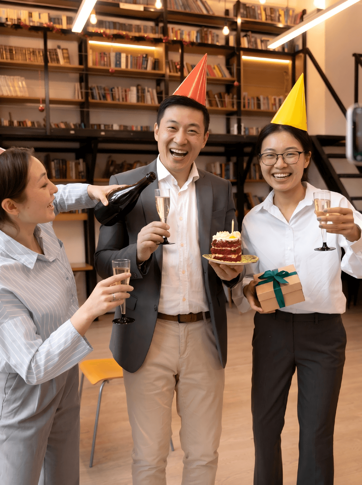 香港中小企新辦公室開張慶祝，公司核心團隊與嘉賓於品牌Logo前合照，展現穩健啟動與專業開張統籌 Hong Kong SME new office opening with core team and guests posing in front of company logo wall, showing solid business launch and professional opening event planning 公司開張統籌 中小企開幕 新辦公室啟用