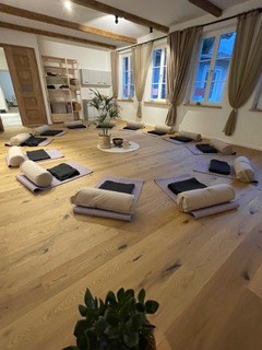 Yogaraum mit einem Mattenkreis ausgelegt
