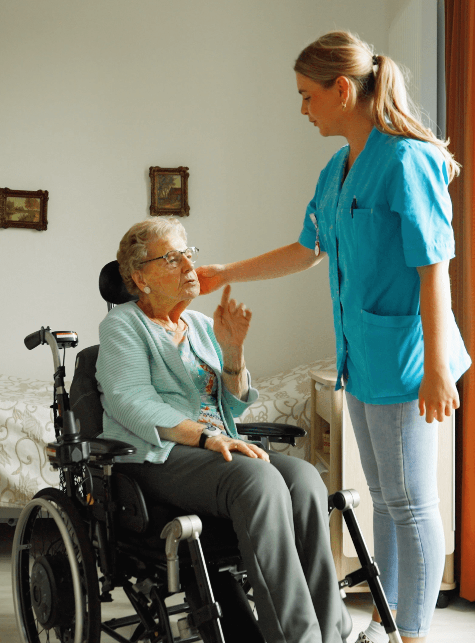 Verzorgende leerling Lisa bij een oude vrouw