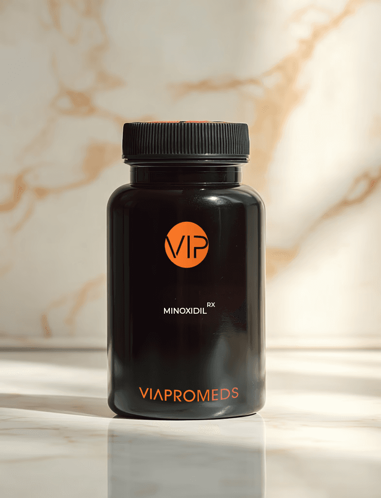 Frasco de tratamiento para la caída del cabello con minoxidil para mujeres sobre fondo de mármol