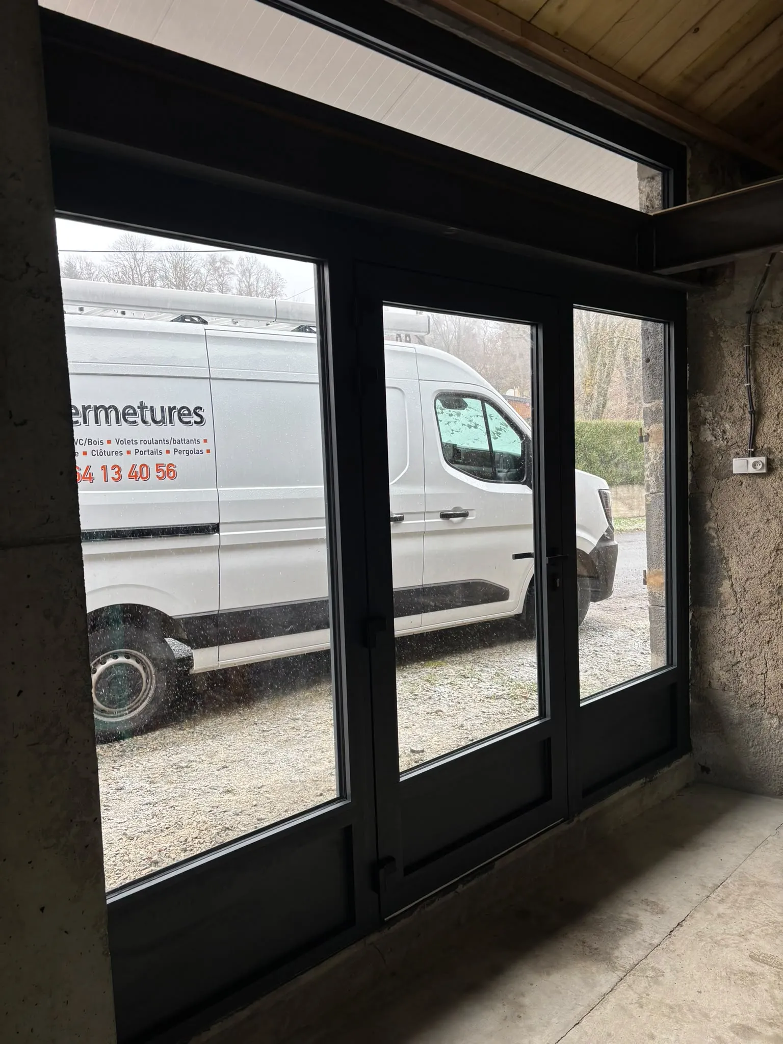 Menuiserie sombre vue de l’intérieur — AFermetures
