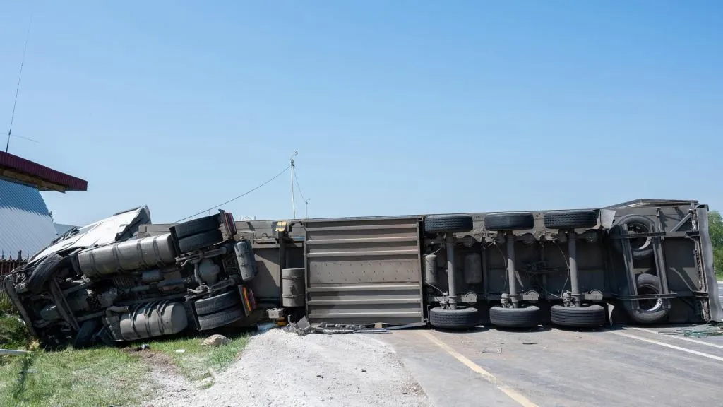un camión involucrado en un accidente volcado en la carretera - accidente de transporte
