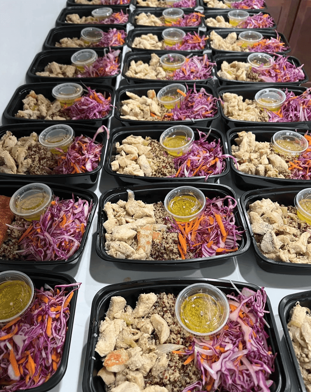 Pechuga de pollo a la plancha con quinoa y ensalada de col morada y zanahoria.