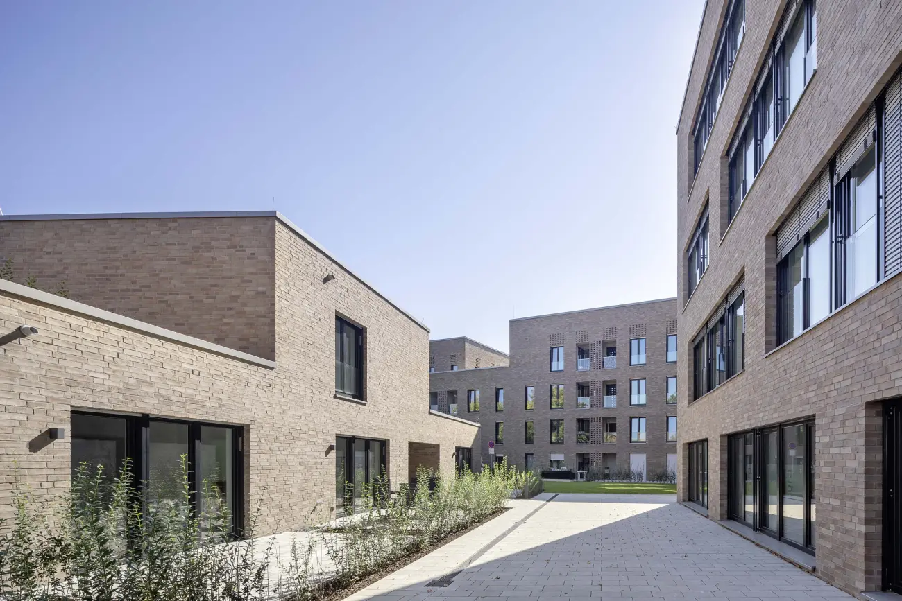Isometrische Zeichnung eines Bauprojekts mit mehreren Gebäuden und markierten Strukturen in Rot