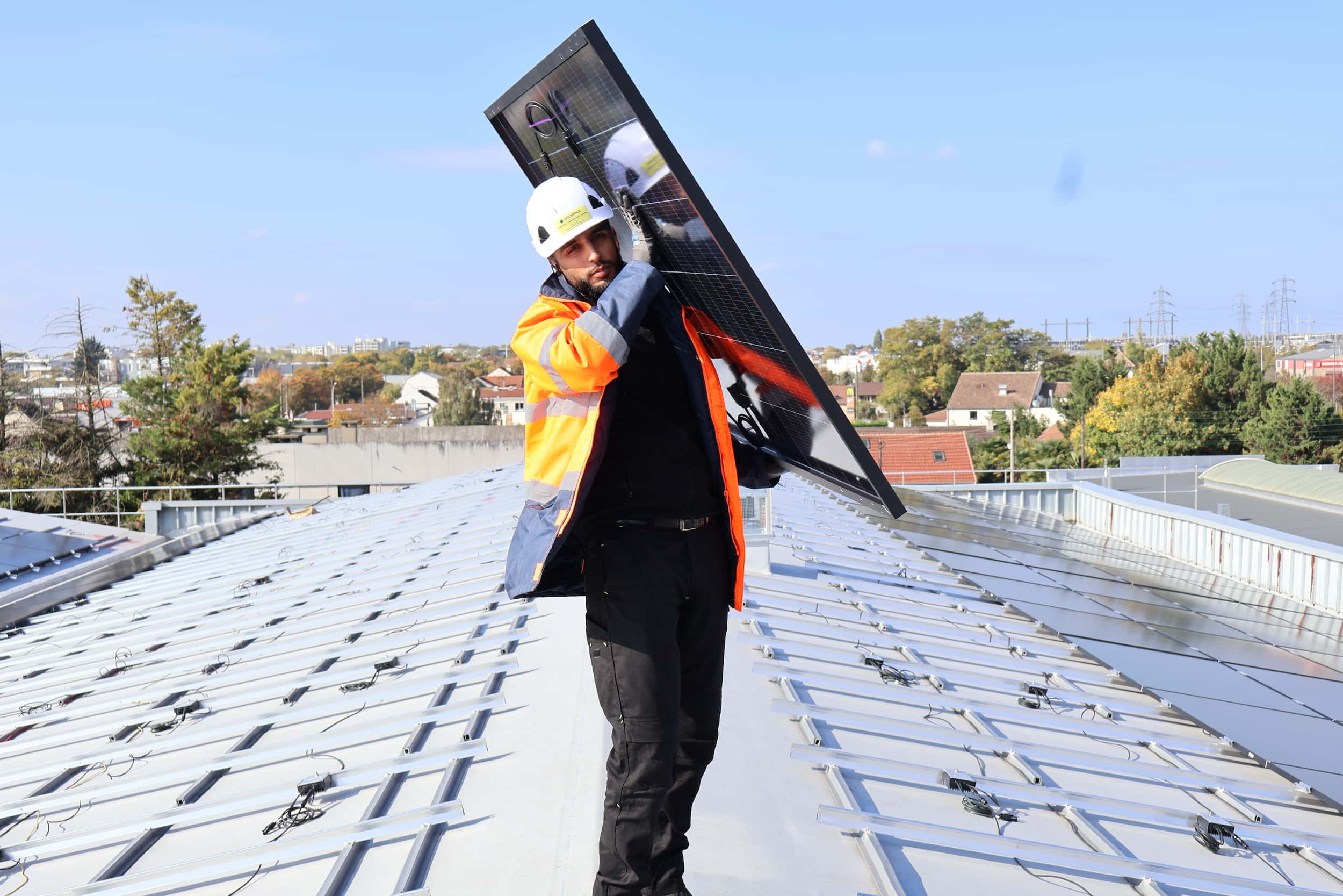 employé solarock panneau solaire toit