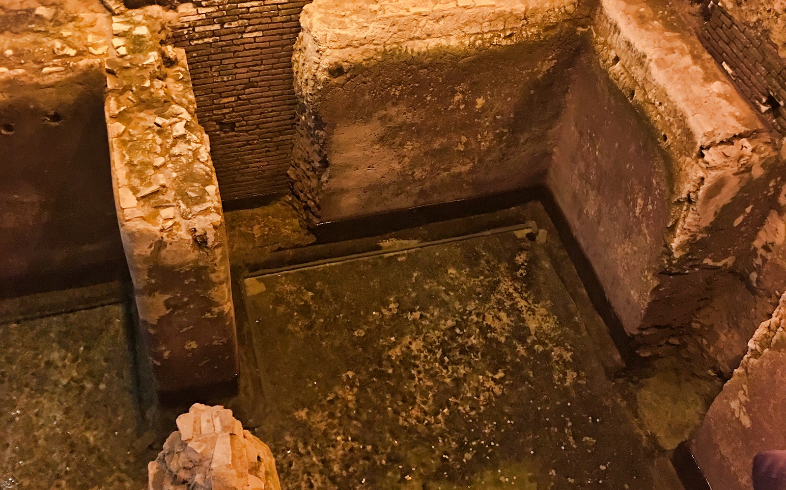 Oude Romeinse ruïnes in de ondergrondse ruimte van het Piazza Navona, Rome.