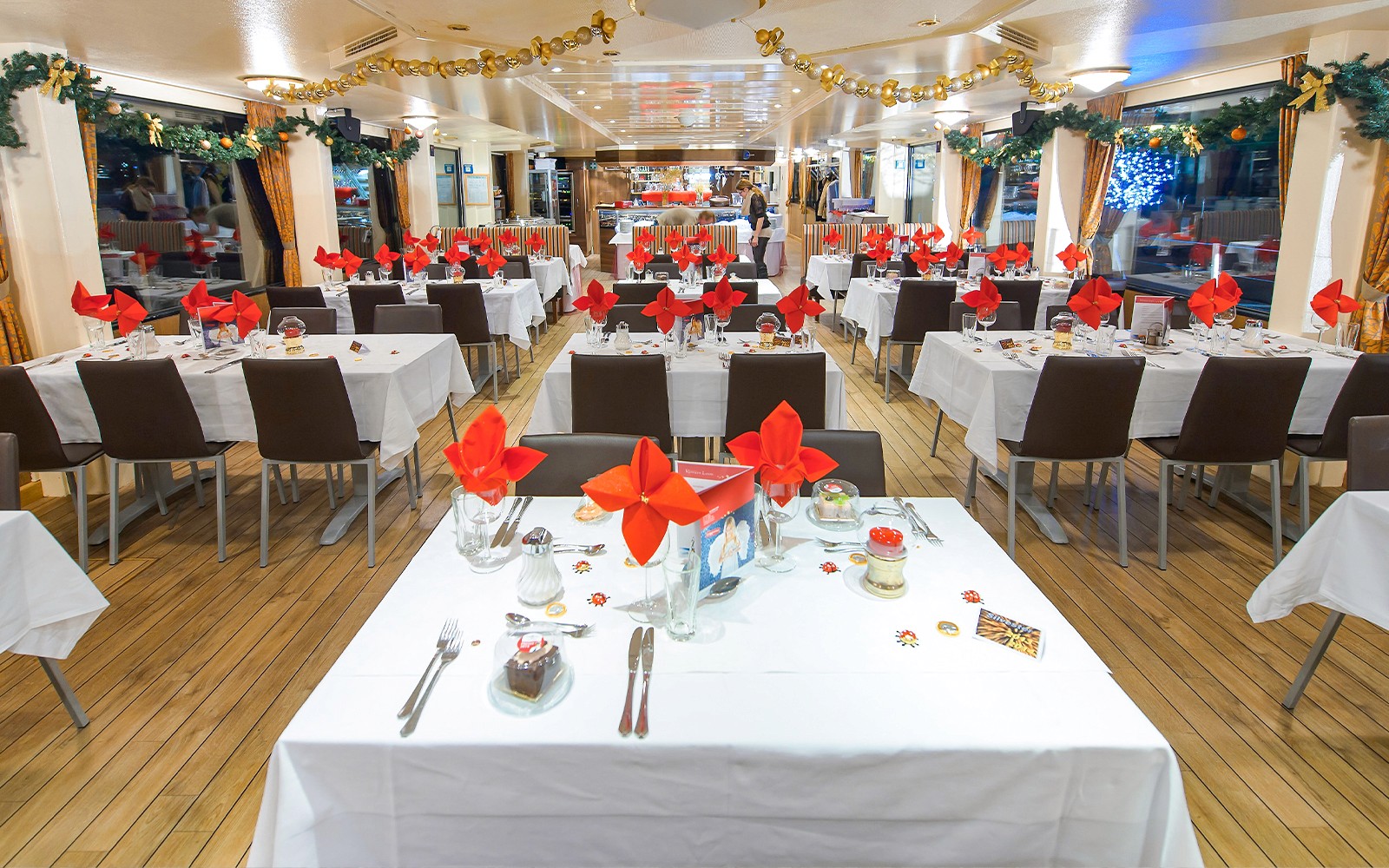 Wienin Tonavan risteilyn ruokailualue, jossa pöydät ovat katettuina vieraita varten.