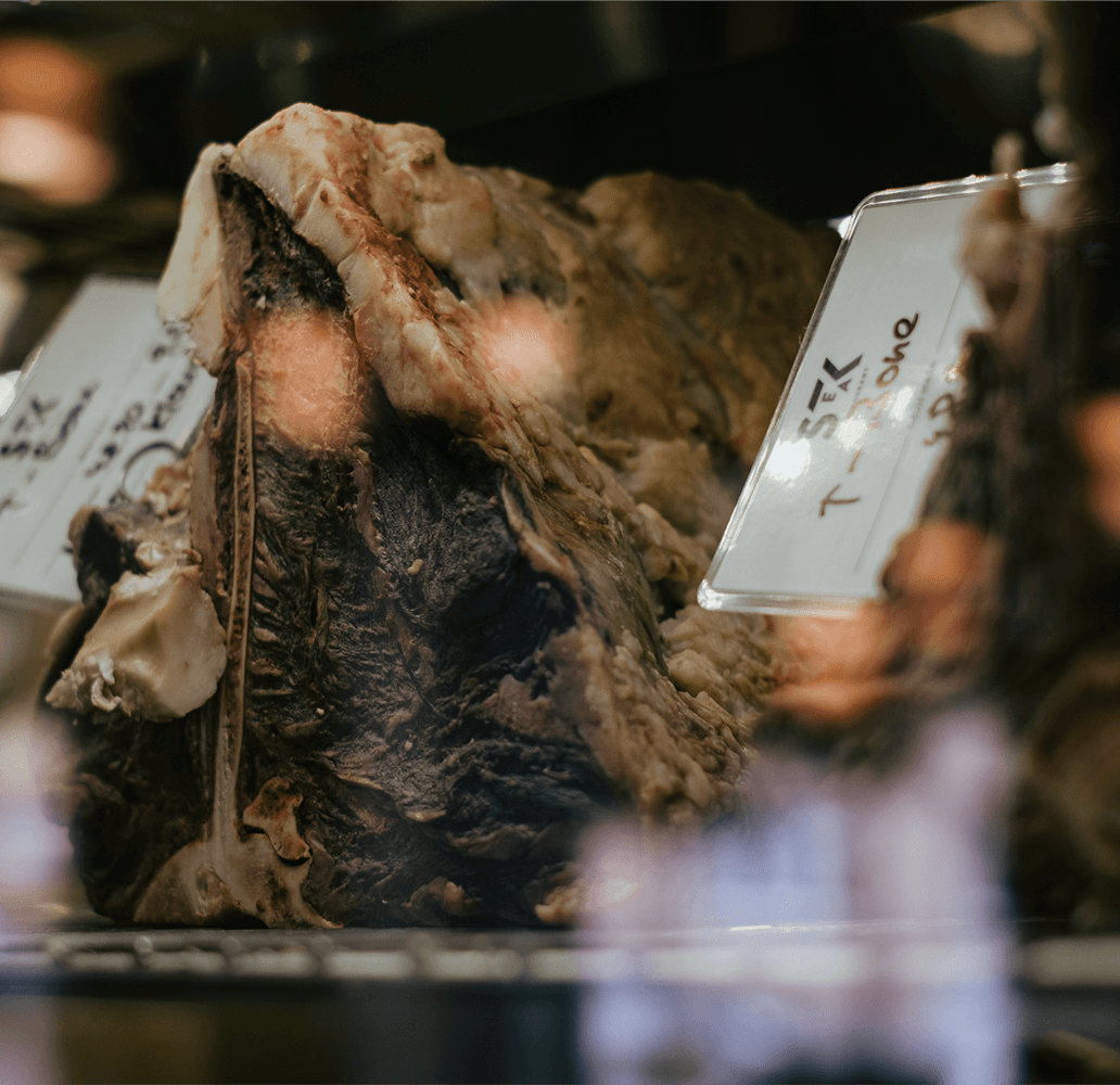 Čerstvé hovězí maso vystavené v chladícím pultu řeznictví, kvalitní hovězí pro gastronomii.