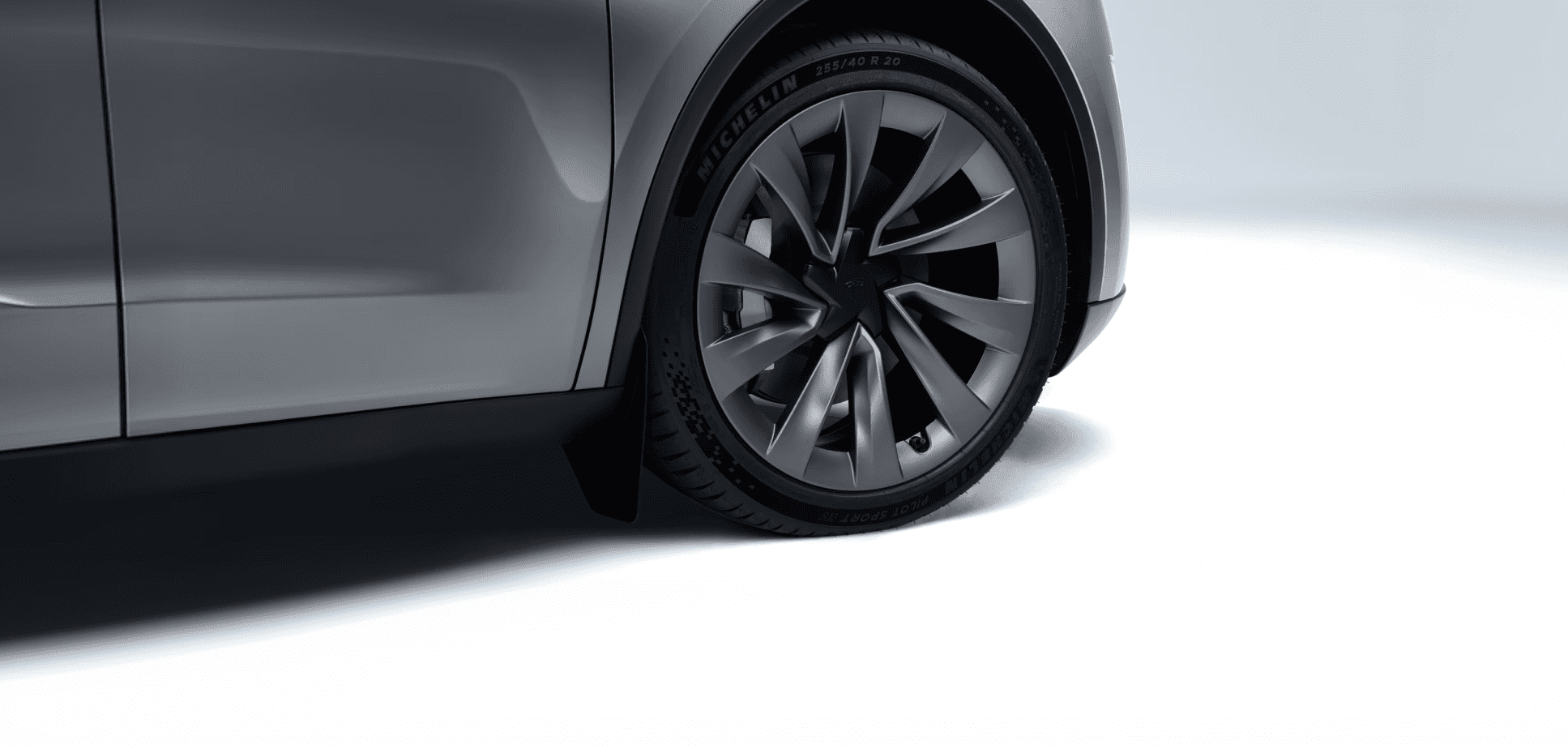 Suspension, wheels and tyres are engineered together with advanced sound insulation to deliver a smooth, whisper-quiet drive.